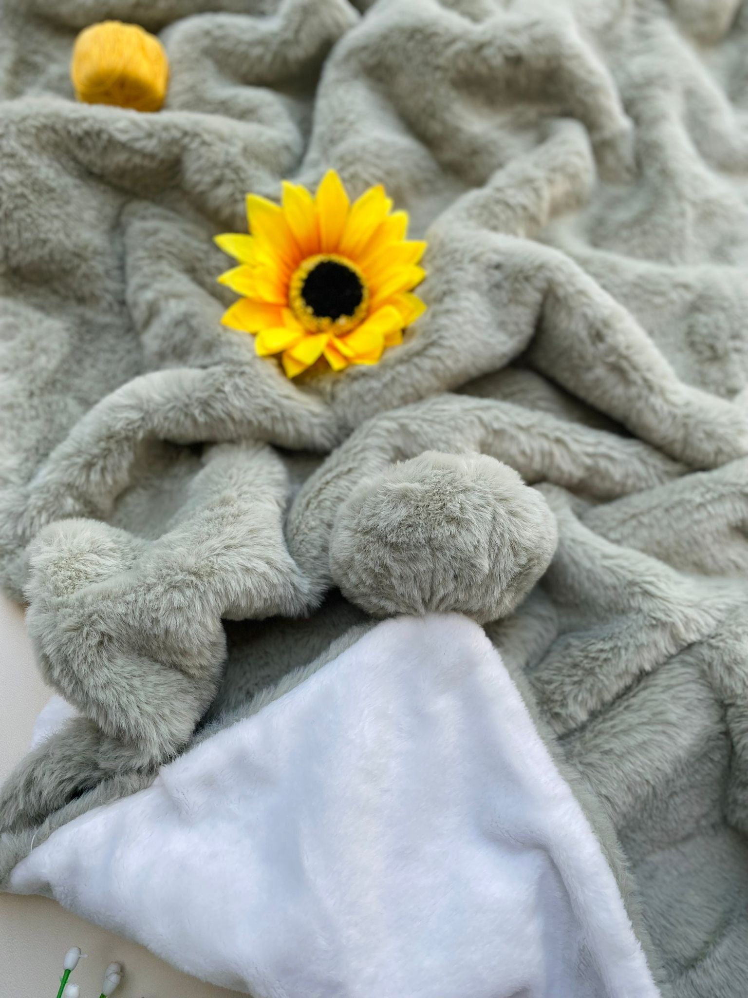 COPERTINA CON POM - POM CINIGLIA SALVIA - Noi da piccoli