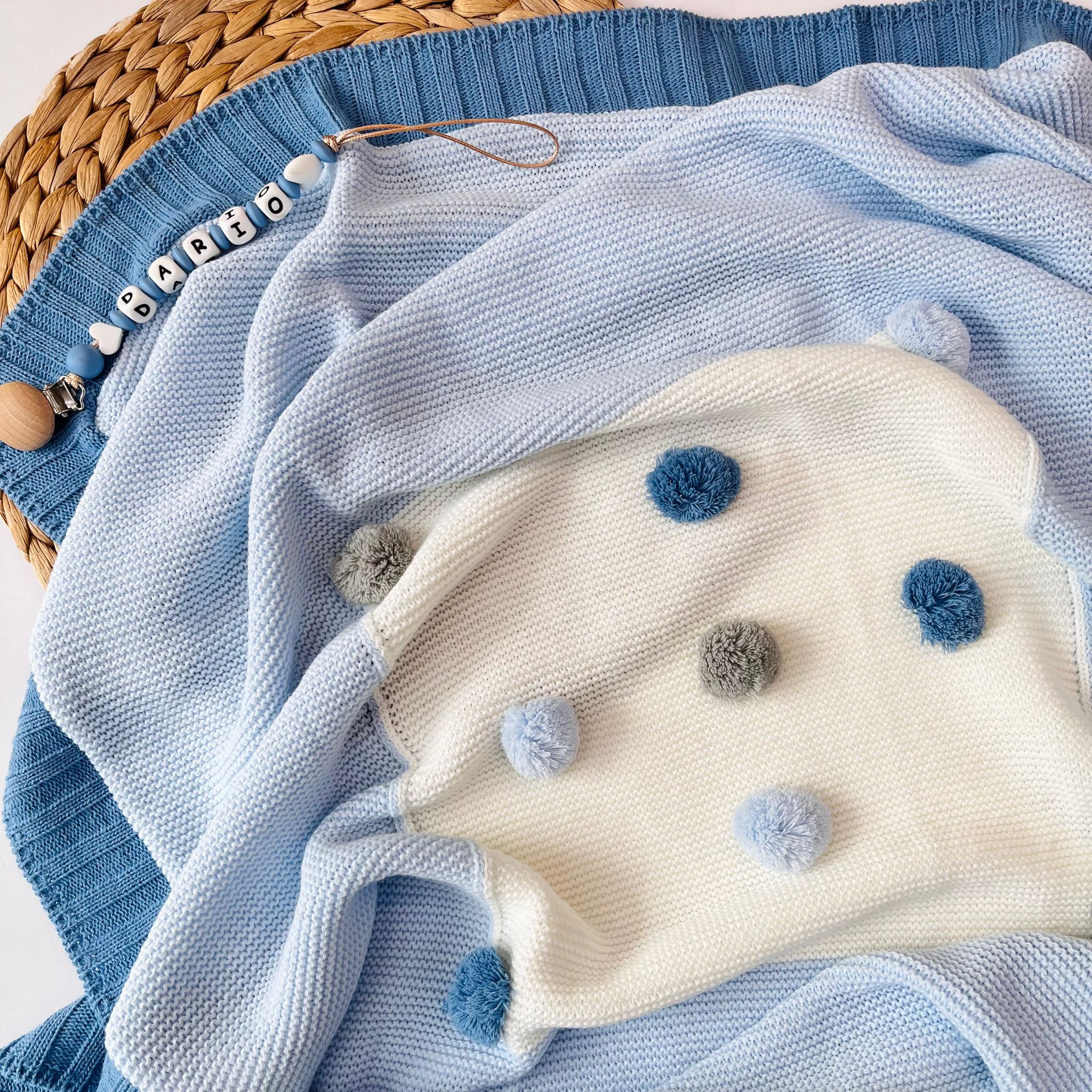 COPERTINA CON PON POM COLORATI FILATO PANNA - Noi da piccoli