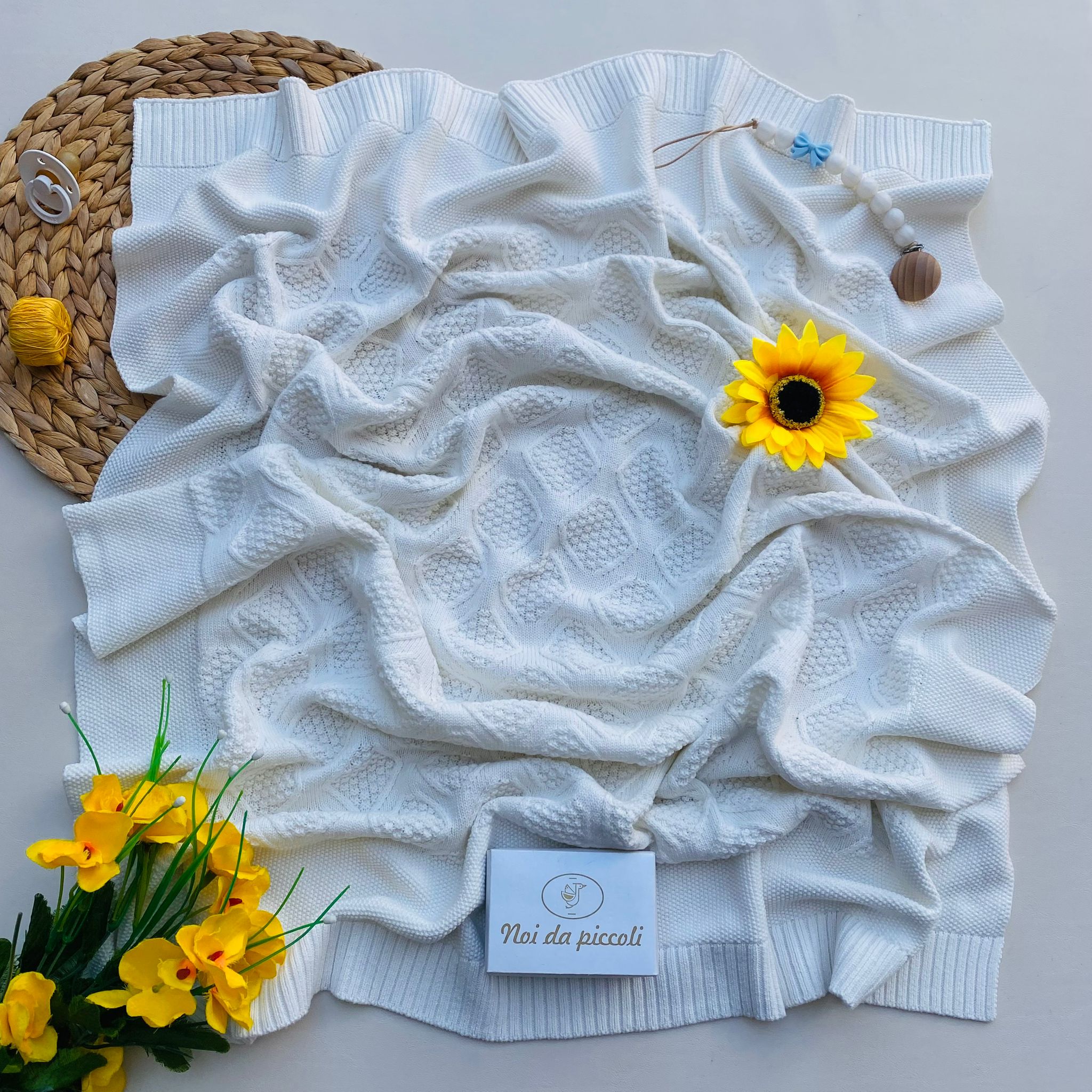 COPERTINA CON RICAMI FILATO CALDO CRUDO - Noi da piccoli