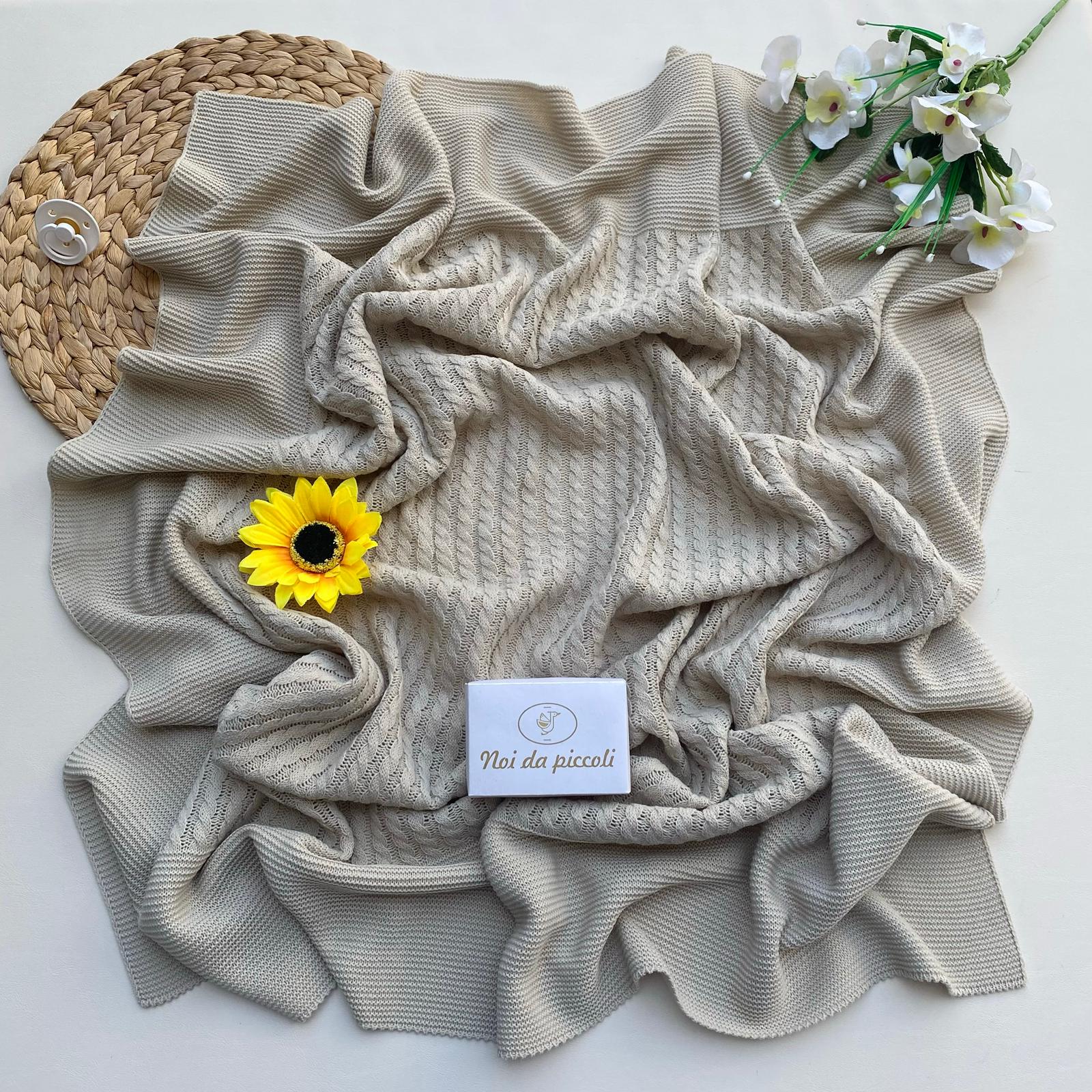 COPERTINA CON RICAMINI AD INTRECCIO FILATO CALDO SABBIA - Noi da piccoli