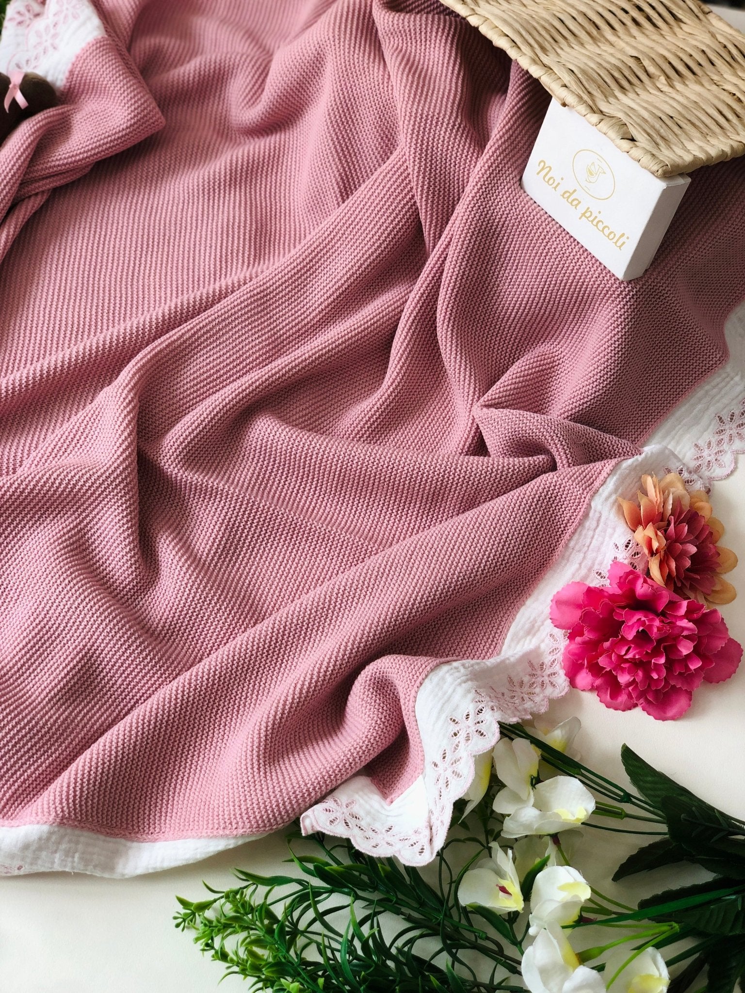 COPERTINA FILATO CALDO ROSA E BORDO BIANCO IN FIORI - Noi da piccoli