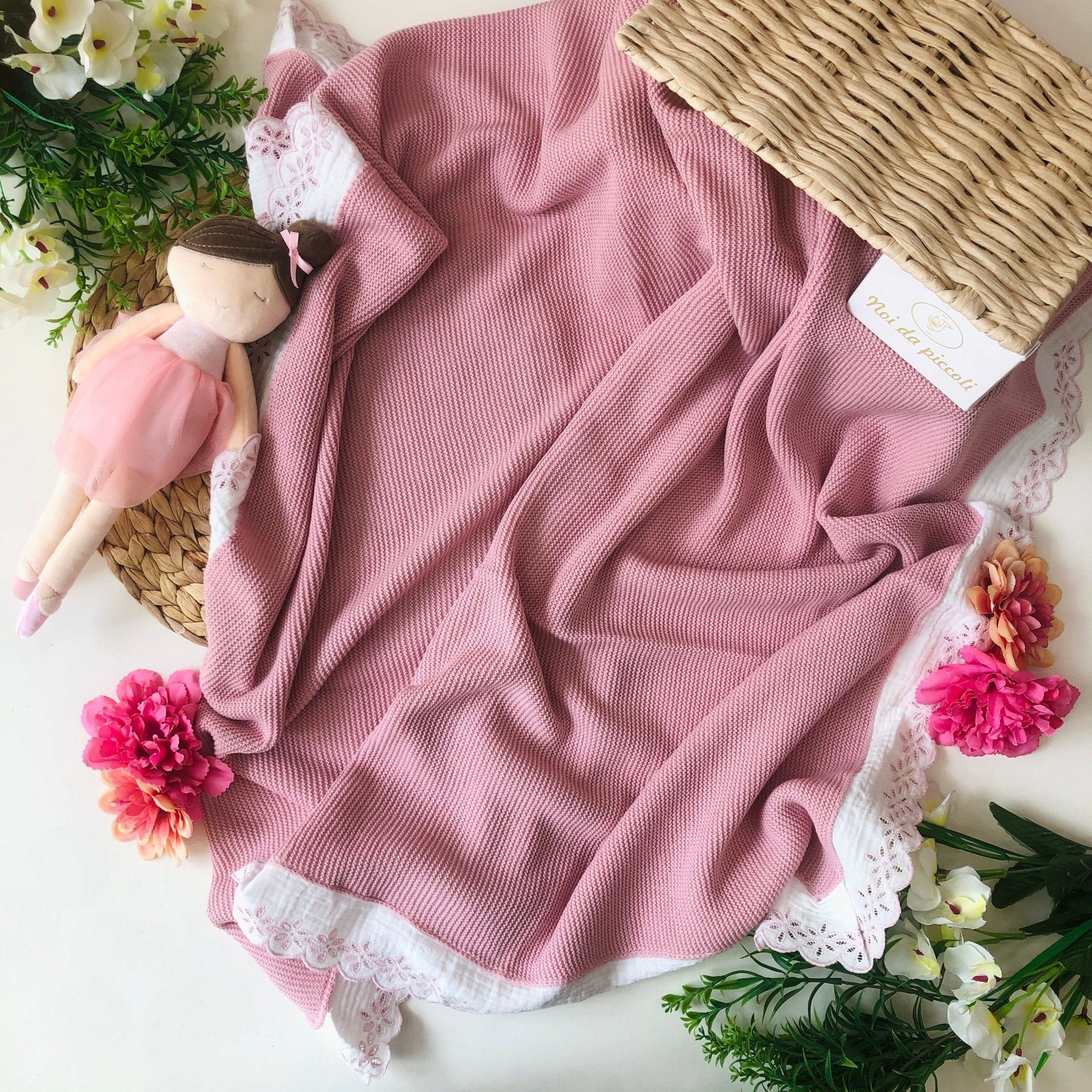 COPERTINA FILATO CALDO ROSA E BORDO BIANCO IN FIORI - Noi da piccoli