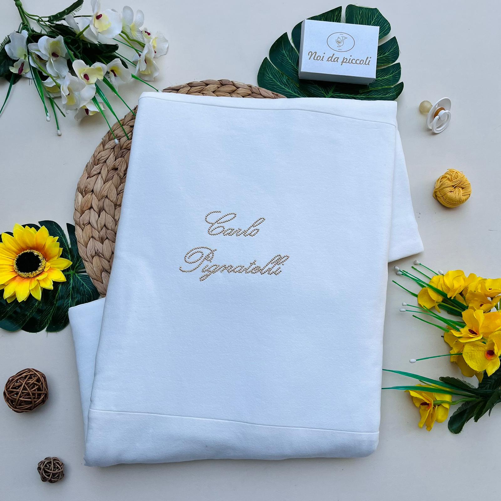 COPERTINA IN CALDO COTONE BIANCO CON LOGO CENTRALE ORO - Noi da piccoli