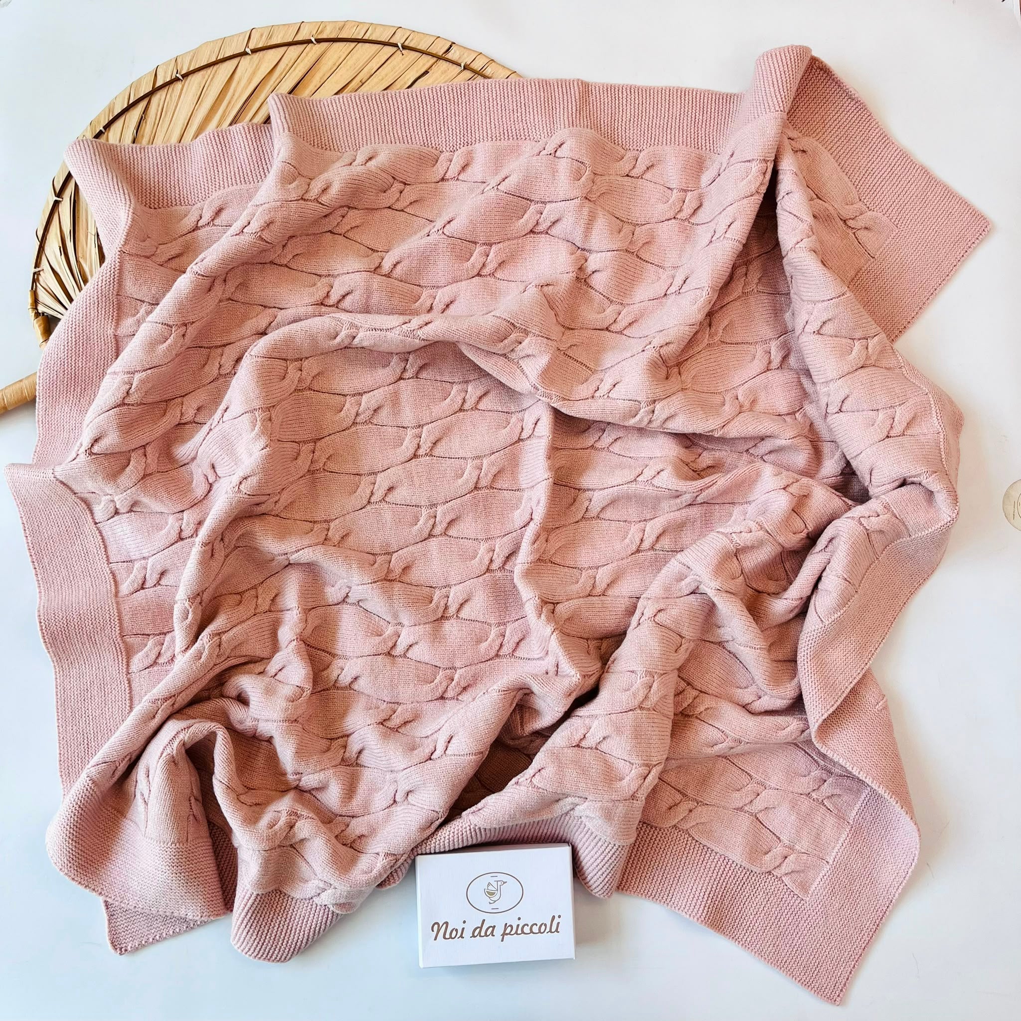 COPERTINA IN CALDO COTONE CON RICAMI AD INTRECCIO ROSA - Noi da piccoli