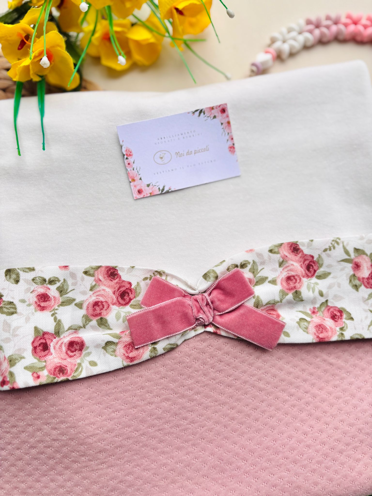 COPERTINA IN CINIGLIA CON FASCIA FLOREALE E FIOCCHETTO BIANCO E ROSA - Noi da piccoli