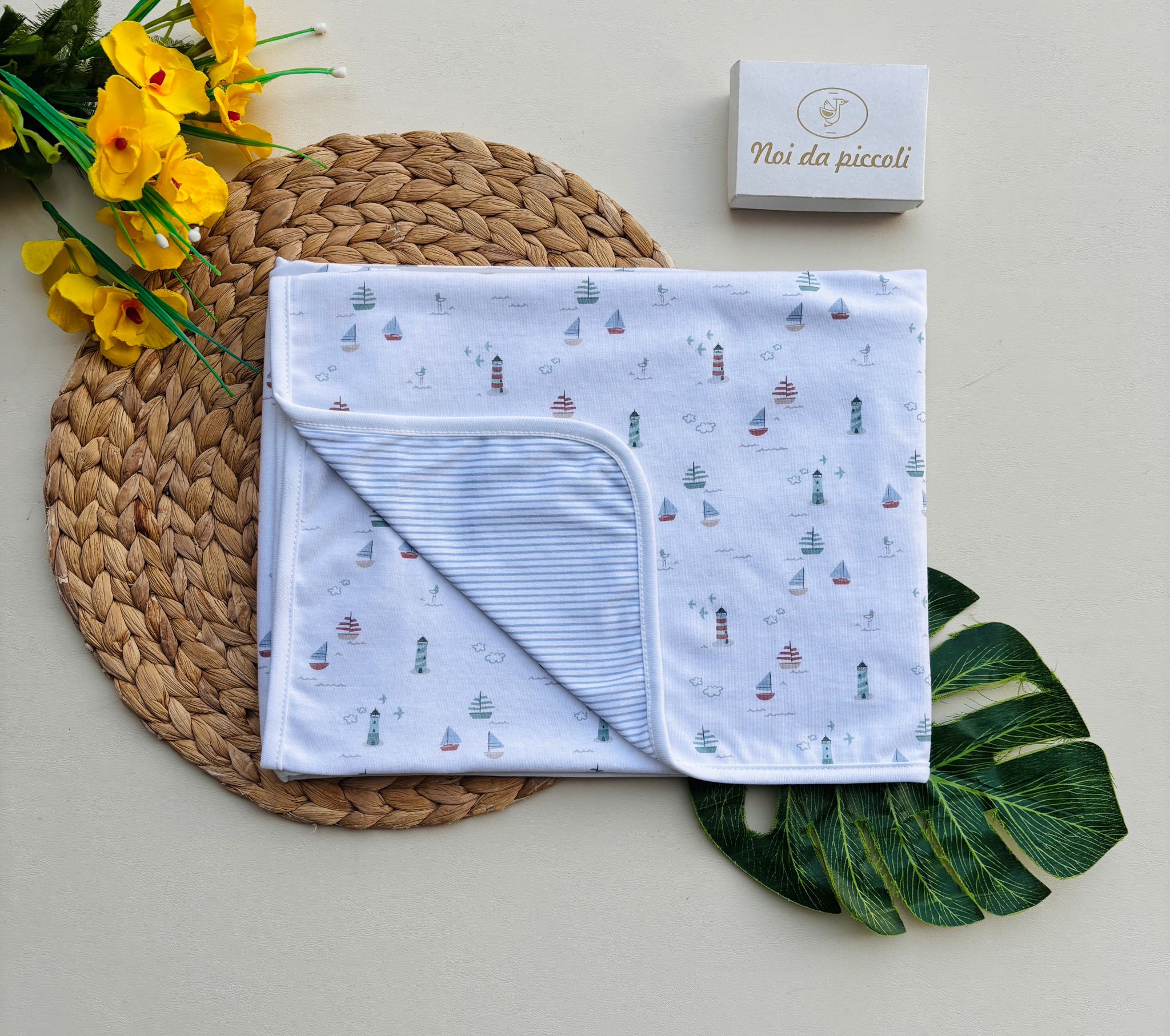 COPERTINA IN COTONE A RIGHE E BARCHETTE BIANCO CIELO - Noi da piccoli