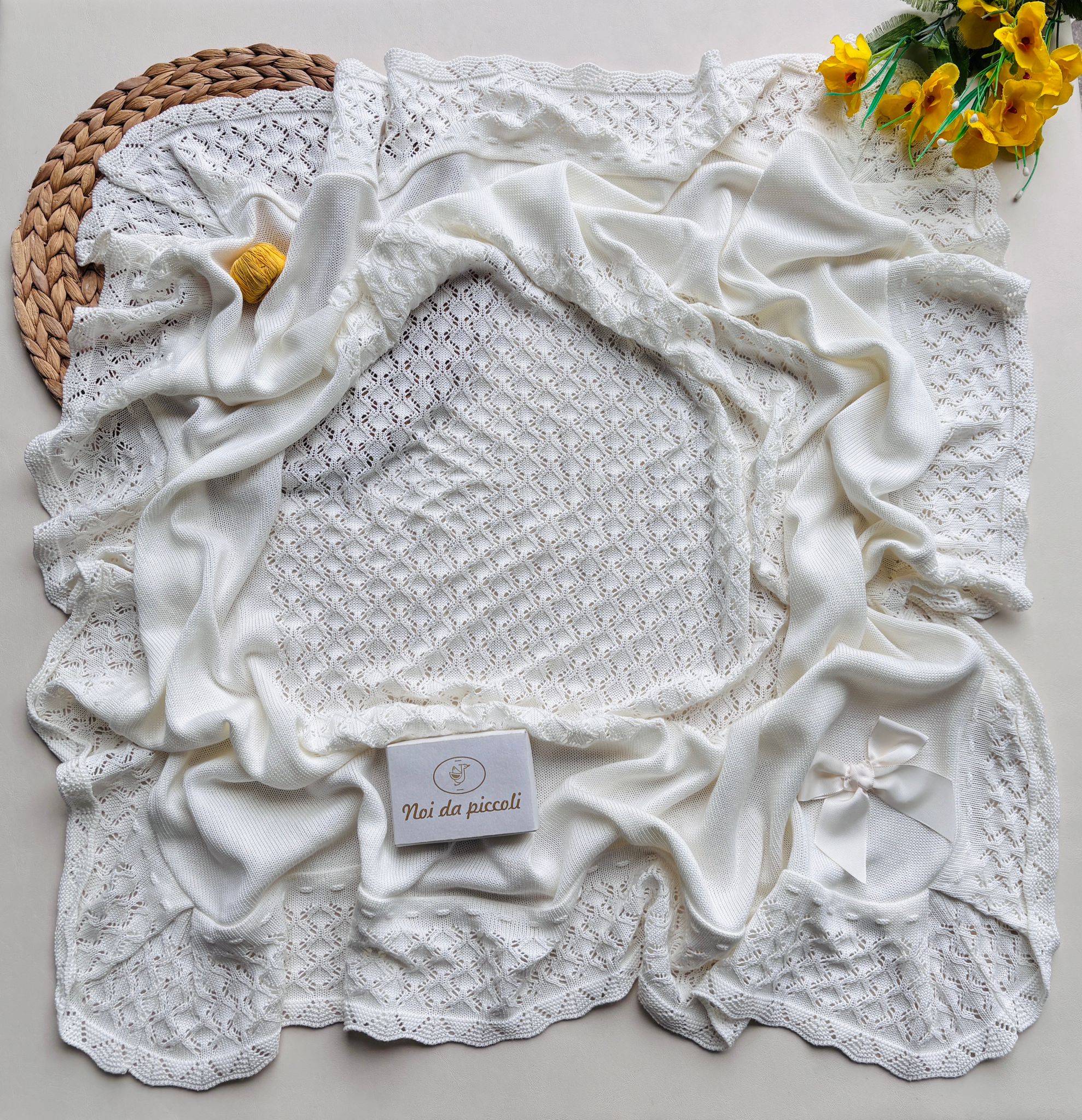 COPERTINA IN COTONE CON DELICATI RICAMI CON FIOCCO CRUDO - Noi da piccoli