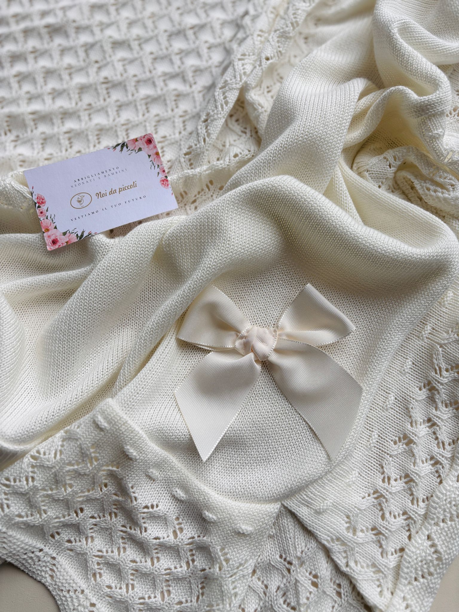 COPERTINA IN COTONE CON DELICATI RICAMI CON FIOCCO CRUDO - Noi da piccoli