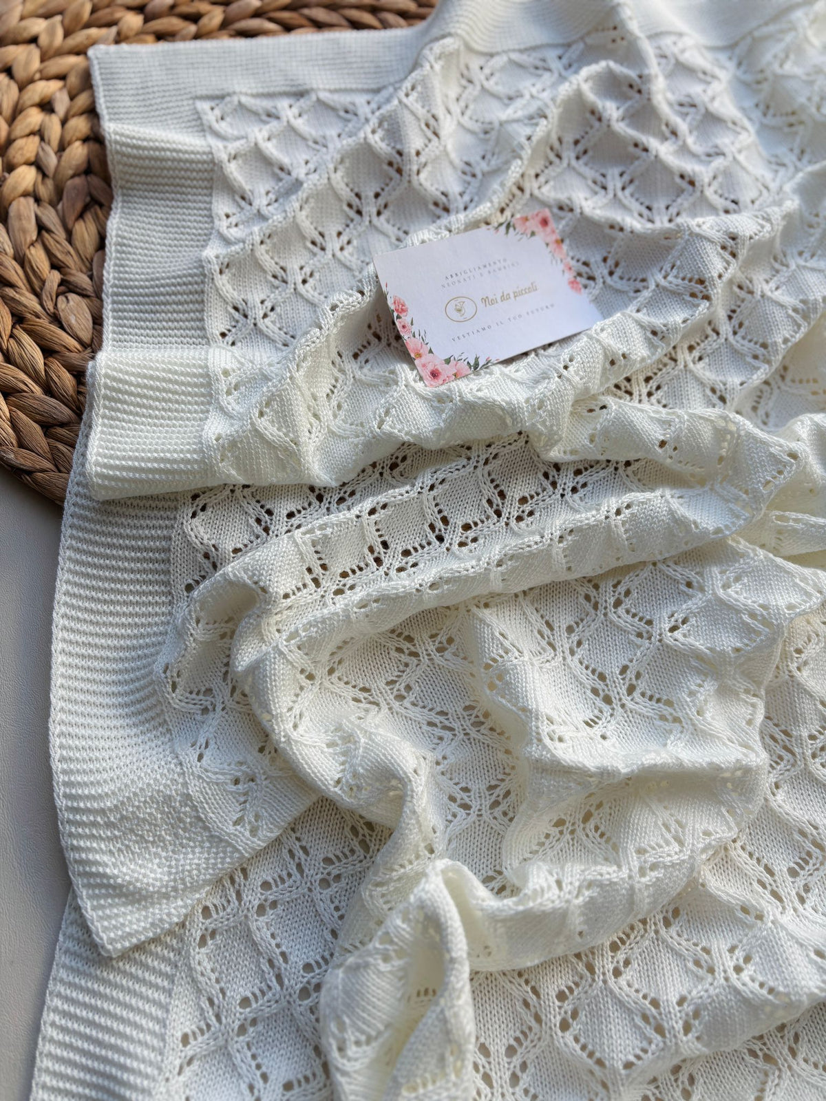 COPERTINA IN COTONE CON DELICATI RICAMI CRUDO - Noi da piccoli