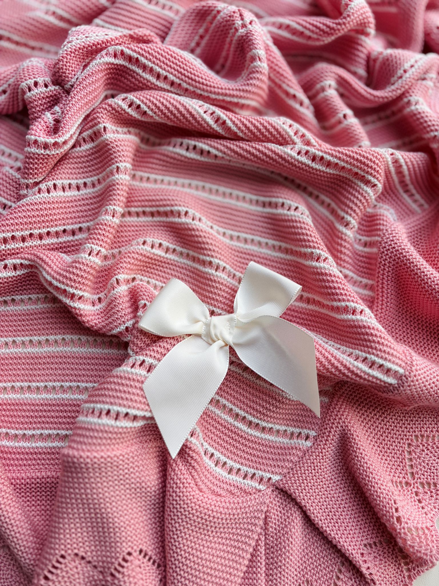 COPERTINA IN COTONE CON DELICATI RICAMI E FIOCCHETTO CRUDO ROSA EMPOLVADO - Noi da piccoli