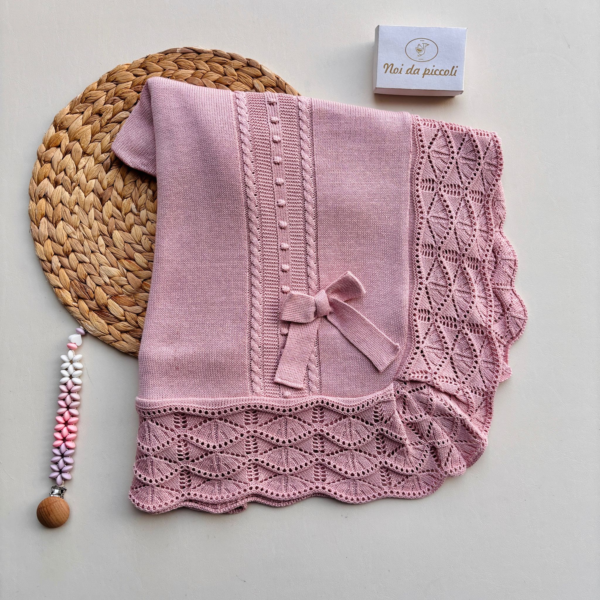 COPERTINA IN COTONE CON RICAMI A FORMA DI ROMBO E FIOCCHETTINO ROSA - Noi da piccoli