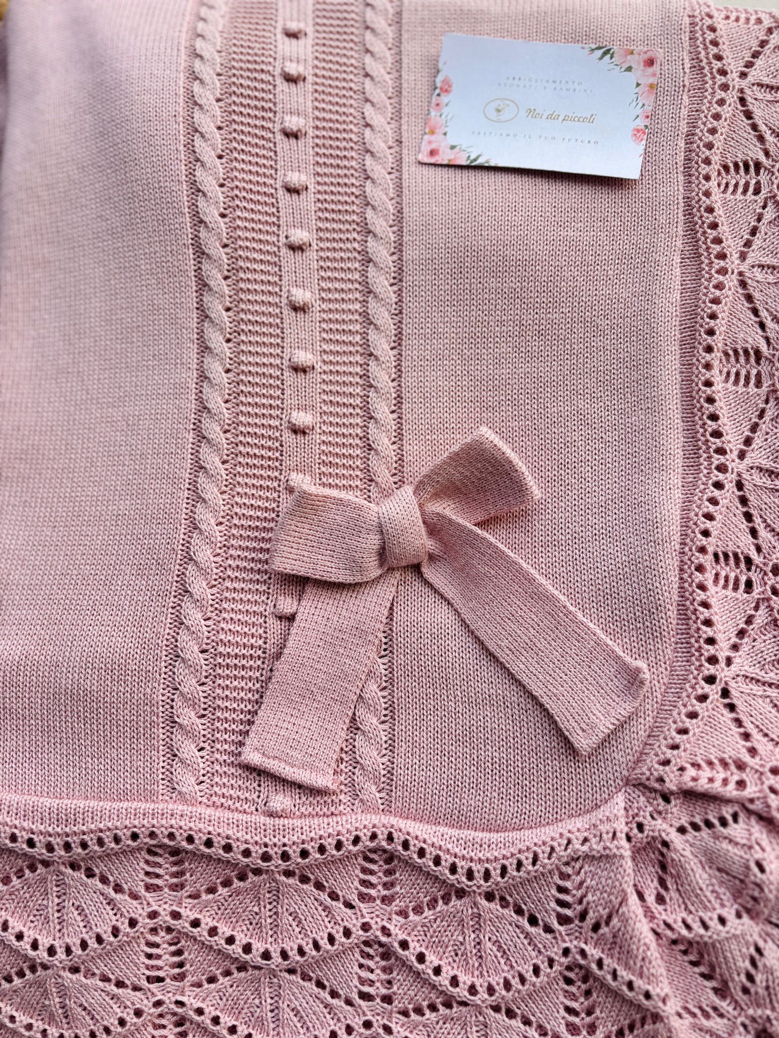 COPERTINA IN COTONE CON RICAMI A FORMA DI ROMBO E FIOCCHETTINO ROSA - Noi da piccoli