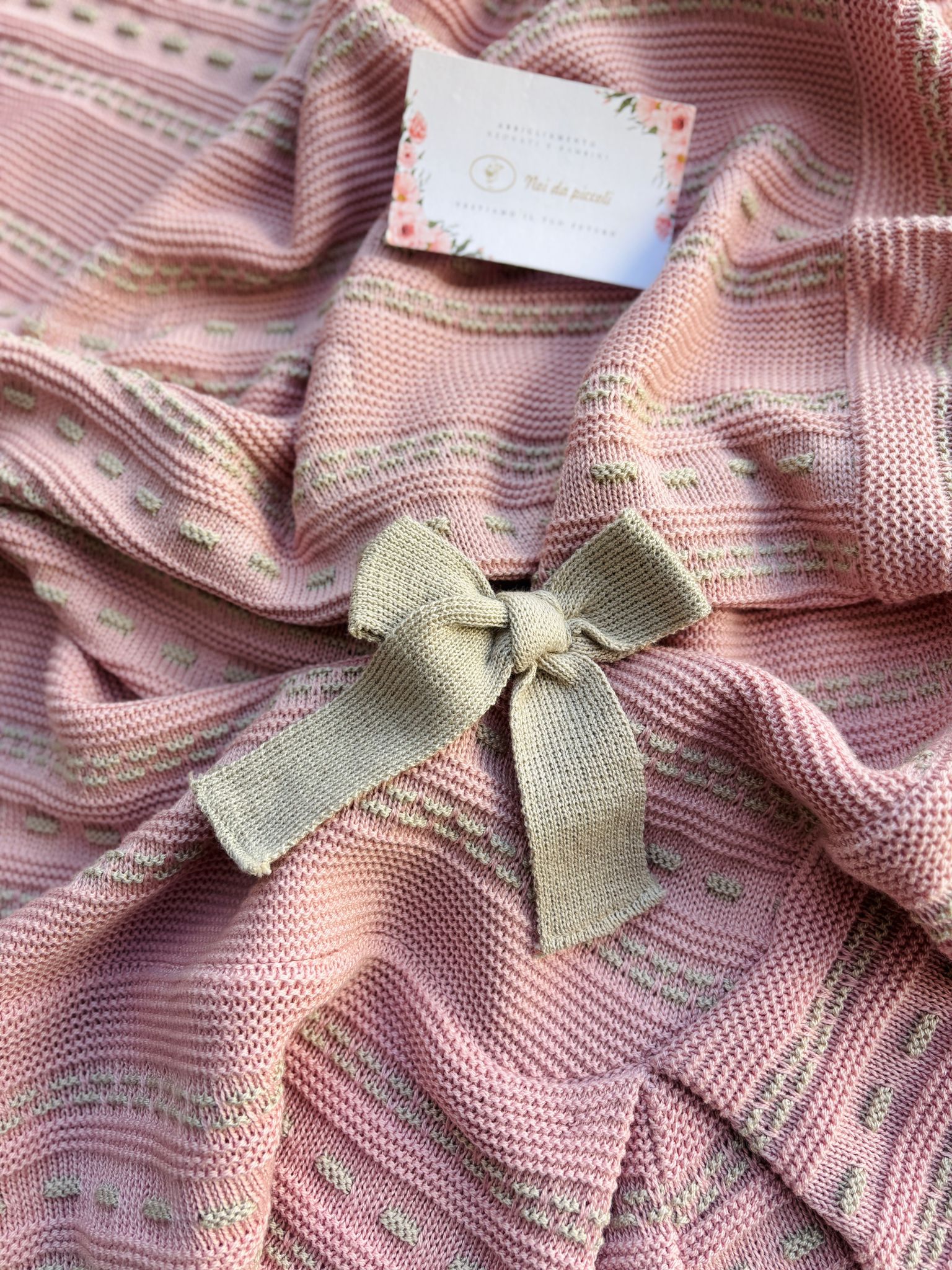 COPERTINA IN COTONE CON RICAMI E FIOCCHETTINO BEIGE MAQUILLAJE E BEIGE - Noi da piccoli