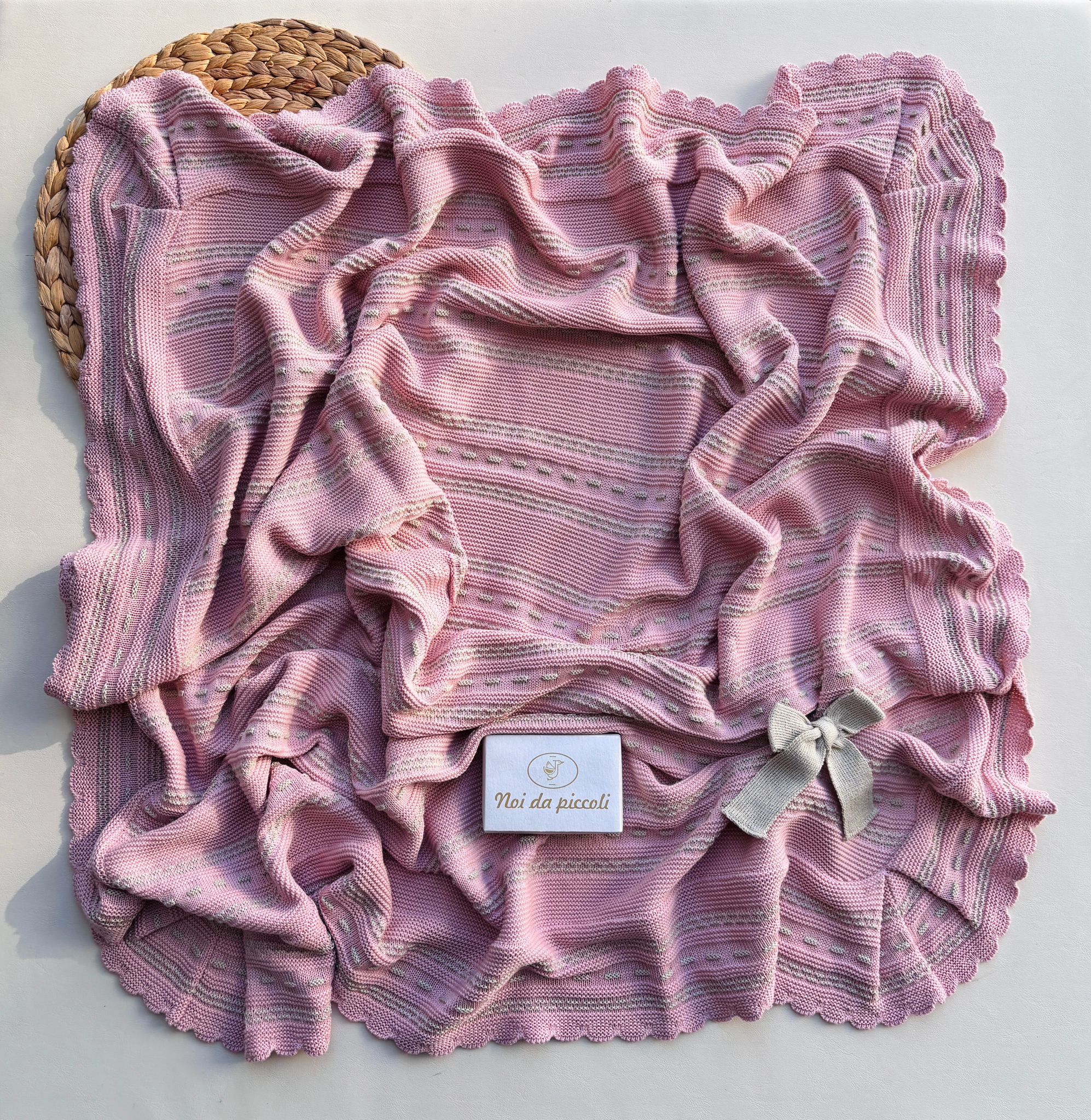 COPERTINA IN COTONE CON RICAMI E FIOCCHETTINO BEIGE MAQUILLAJE E BEIGE - Noi da piccoli