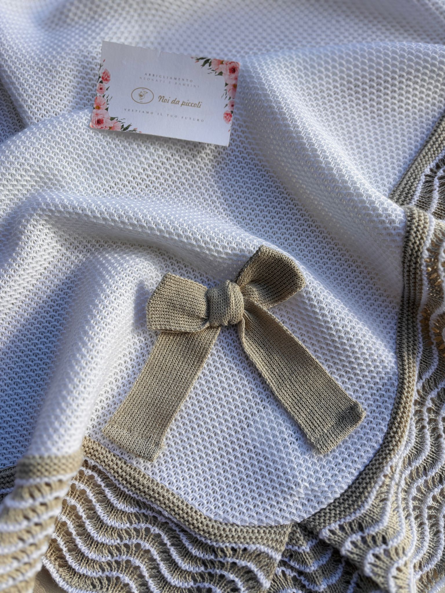 COPERTINA IN COTONE CON RICAMI E FIOCCHETTINO BIANCO BEIGE - Noi da piccoli