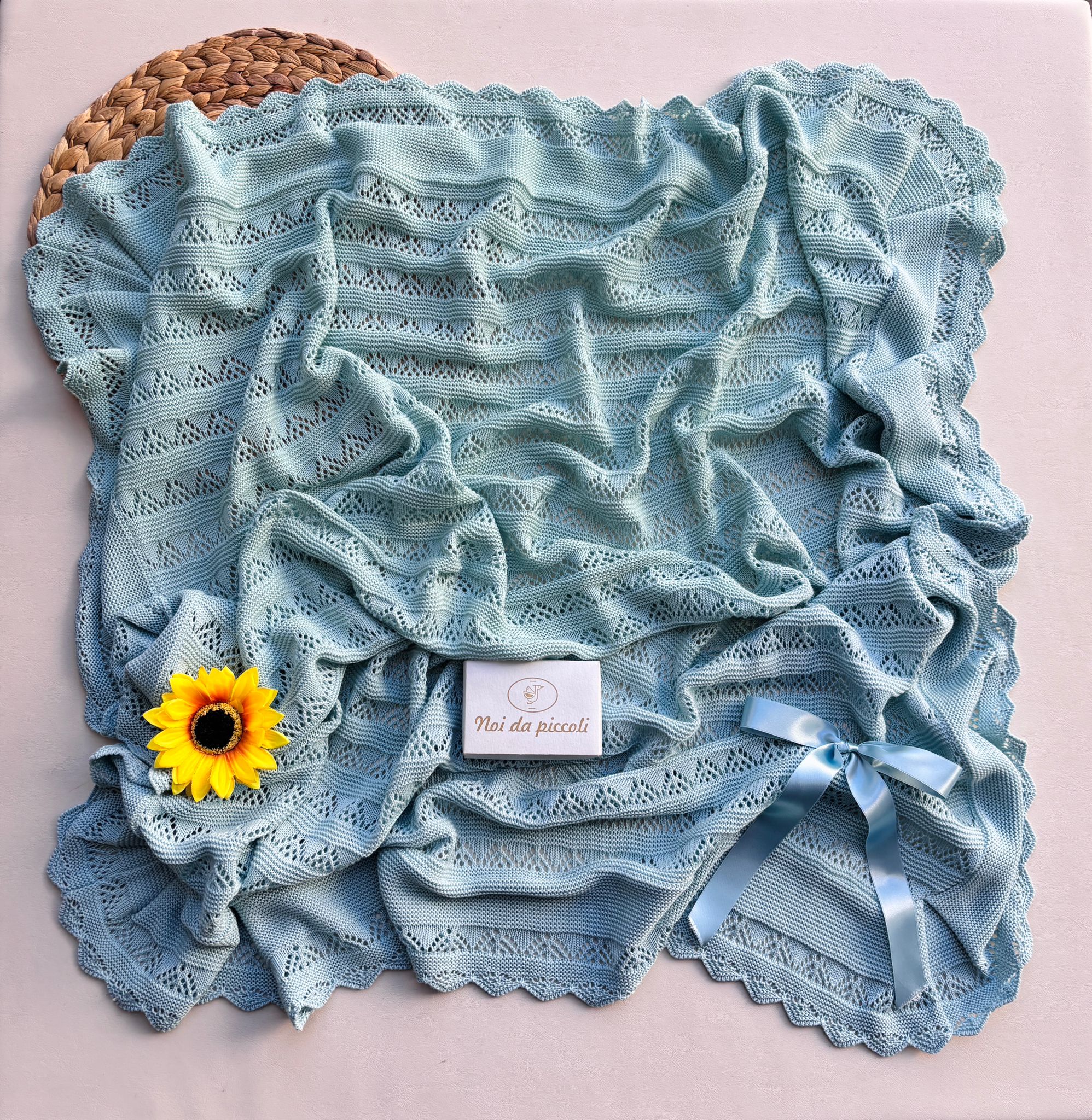 COPERTINA IN COTONE CON RICAMI E FIOCCHETTO VERDE ACQUA - Noi da piccoli