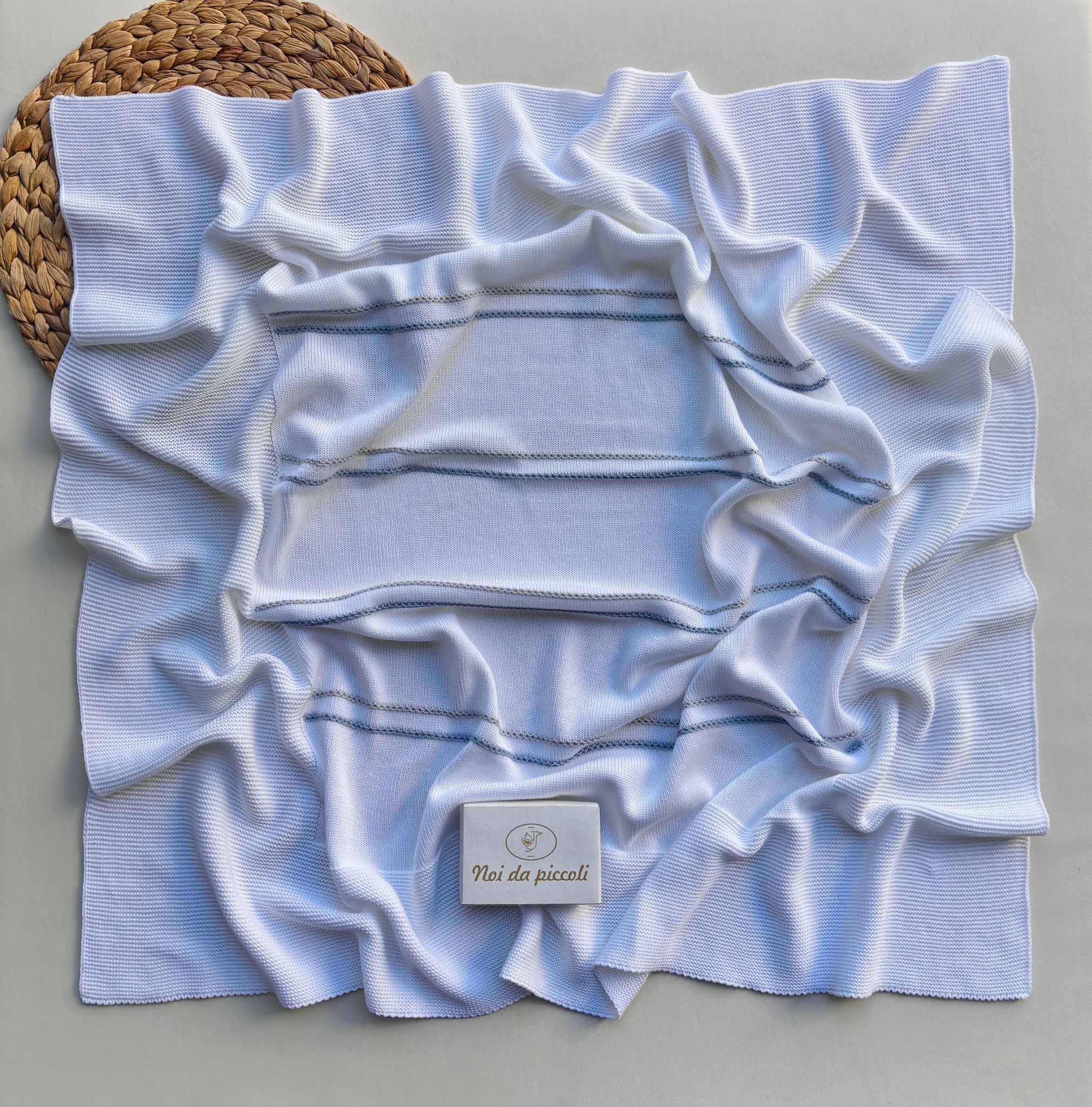 COPERTINA IN COTONE CON STRISCE RICAMATE Bianco Cielo - Noi da piccoli