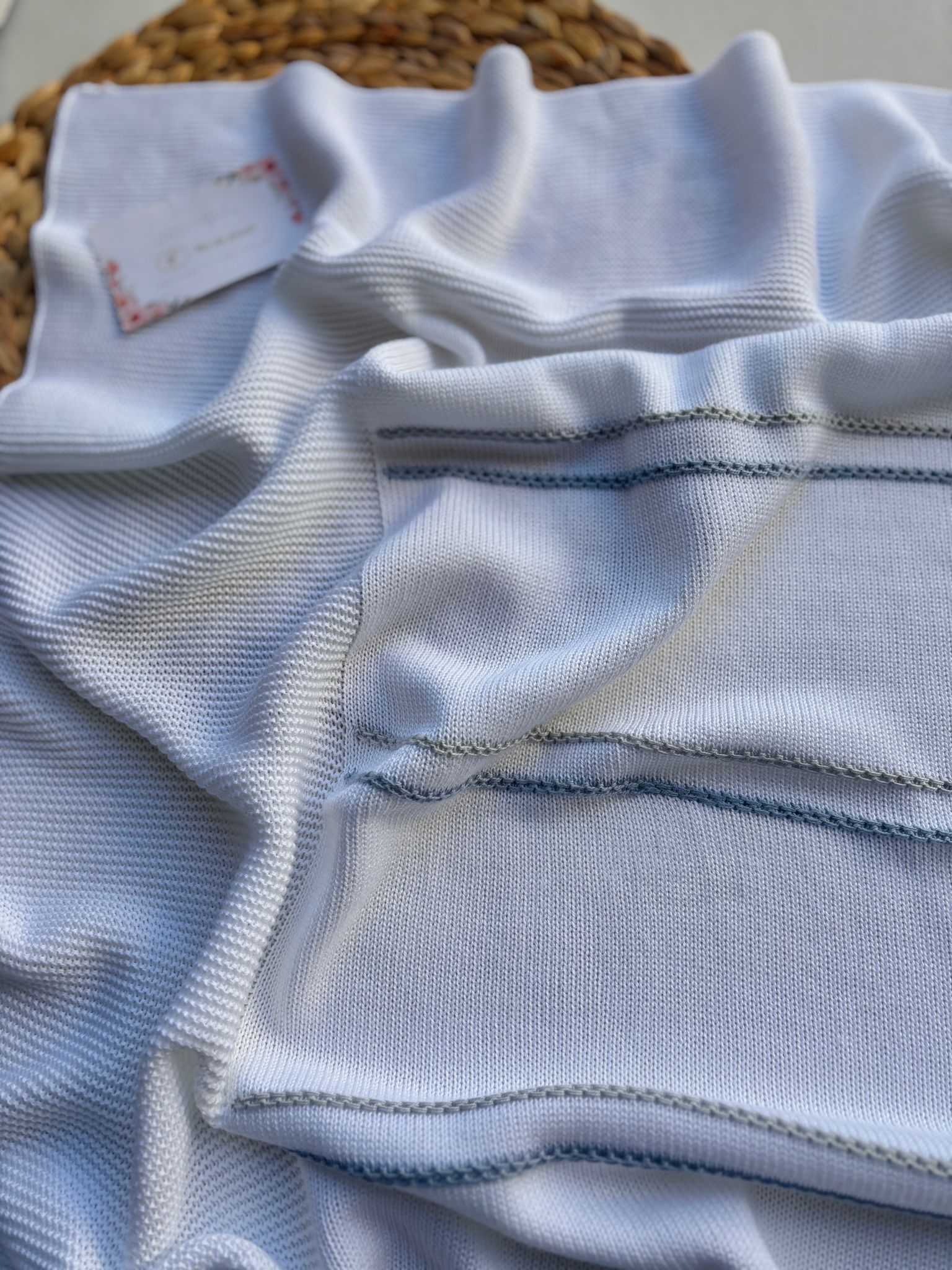 COPERTINA IN COTONE CON STRISCE RICAMATE Bianco Cielo - Noi da piccoli