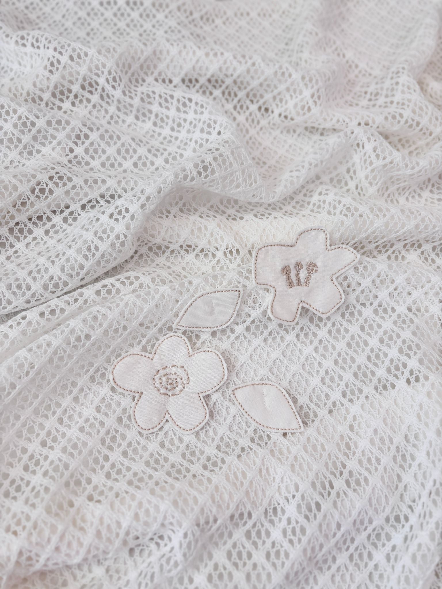 COPERTINA IN COTONE RICAMATA CON FIORELLINI BIANCO - Noi da piccoli