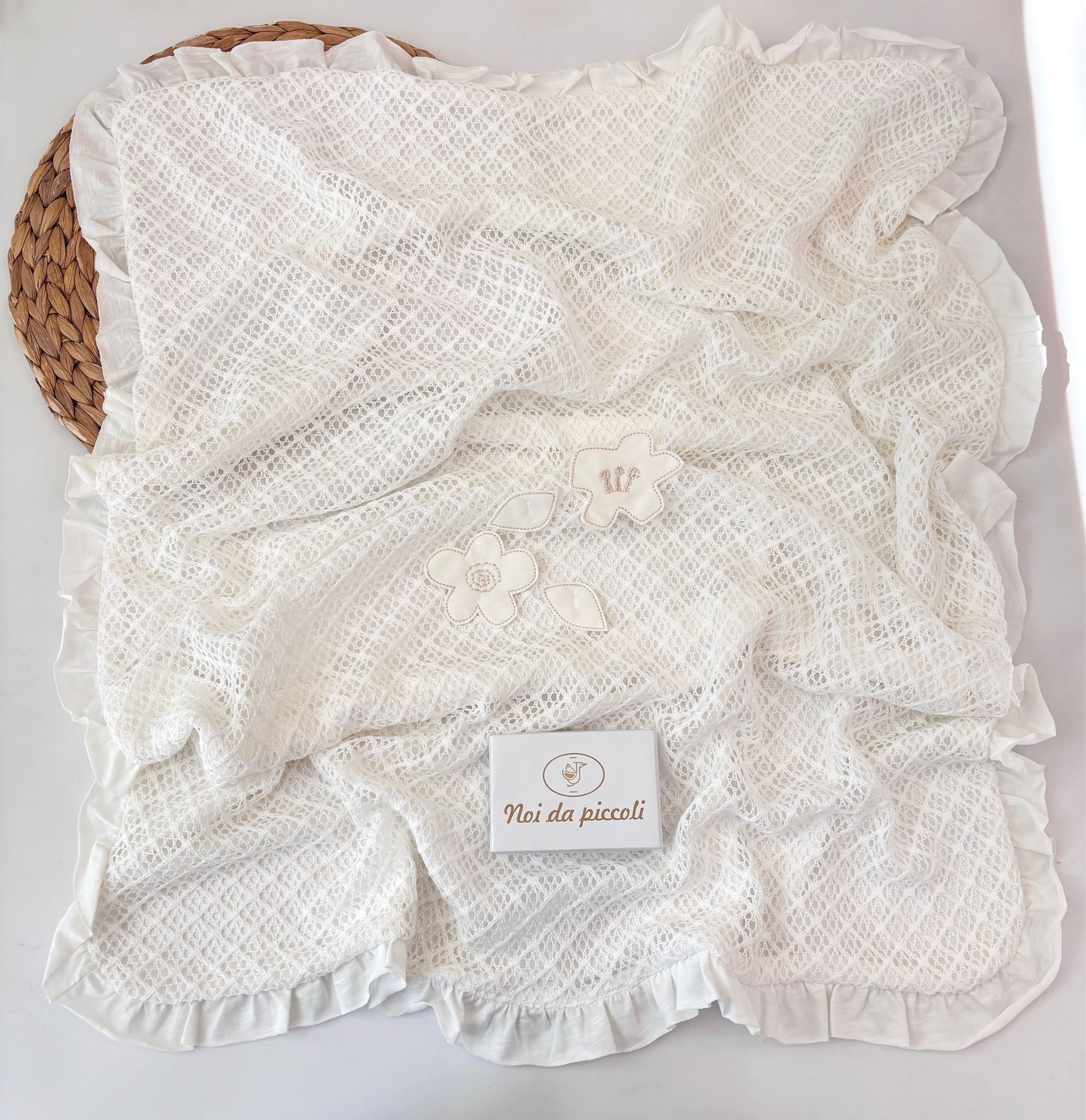 COPERTINA IN COTONE RICAMATA CON FIORELLINI BIANCO - Noi da piccoli