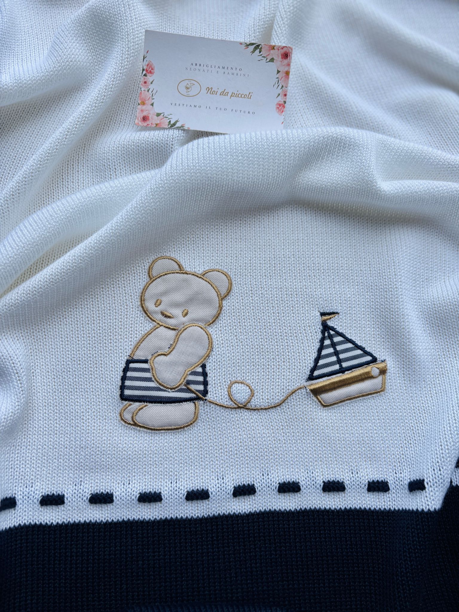 COPERTINA IN COTONE RICAMATA CON ORSETTO BIANCO E MARINO - Noi da piccoli