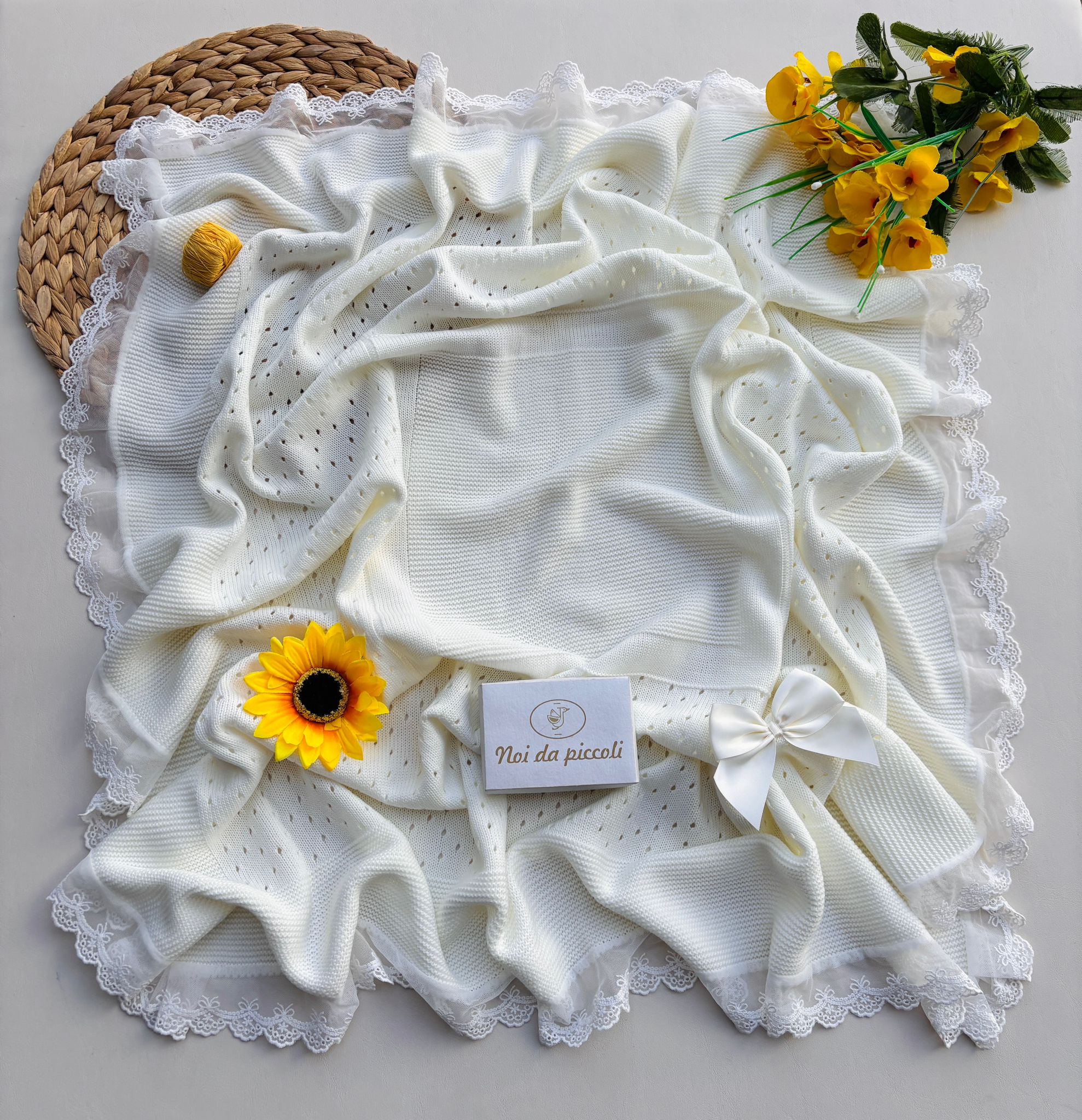 COPERTINA IN FILATO CALDO CON DELICATI RICAMI IN AVORIO E FIOCCHETTINO PERLA - Noi da piccoli