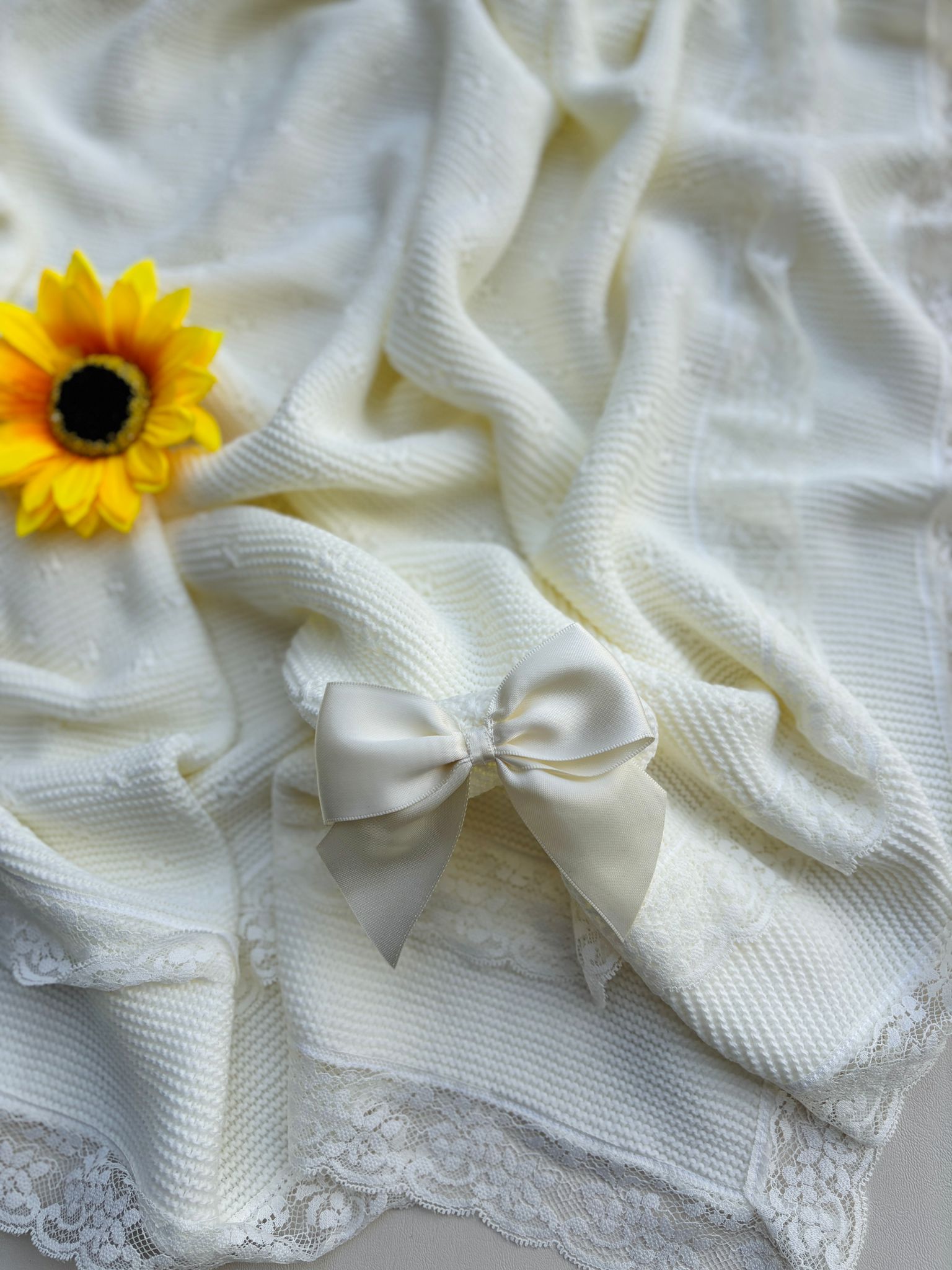 COPERTINA IN FILATO CALDO CON DELICATI RICAMI IN AVORIO E FIOCCHETTINO PERLA - Noi da piccoli