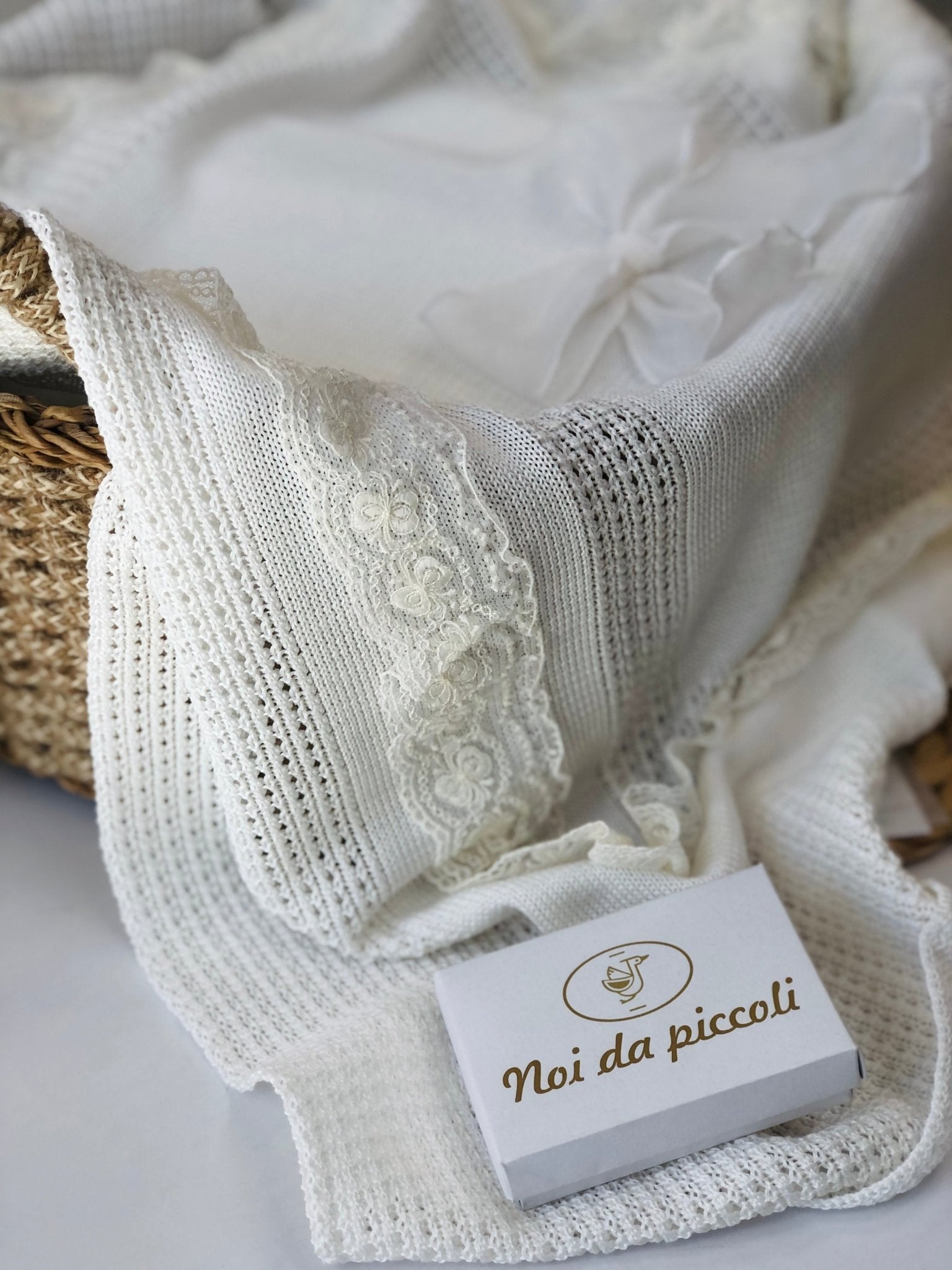 COPERTINA IN FILO COTONE VANIGLIA E PIZZO ROMANTICO - Noi da piccoli