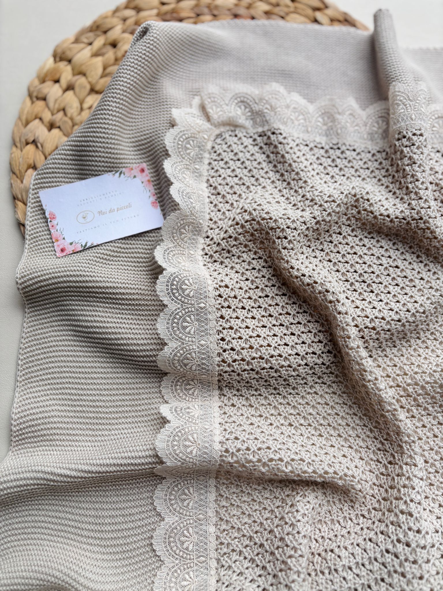 COPERTINA INCOTONE CON DELICATI RICAMI CREMA - Noi da piccoli