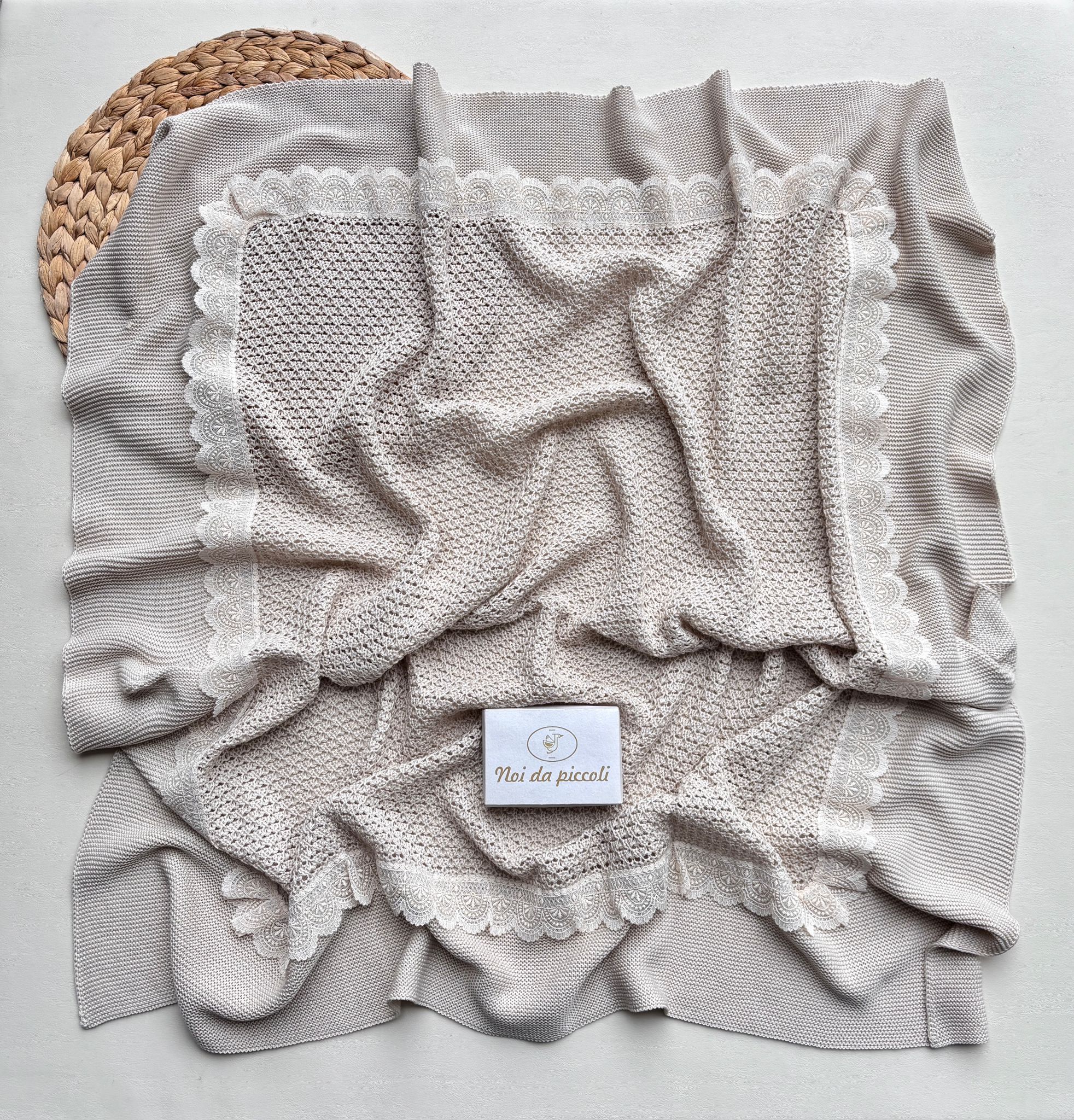 COPERTINA INCOTONE CON DELICATI RICAMI CREMA - Noi da piccoli