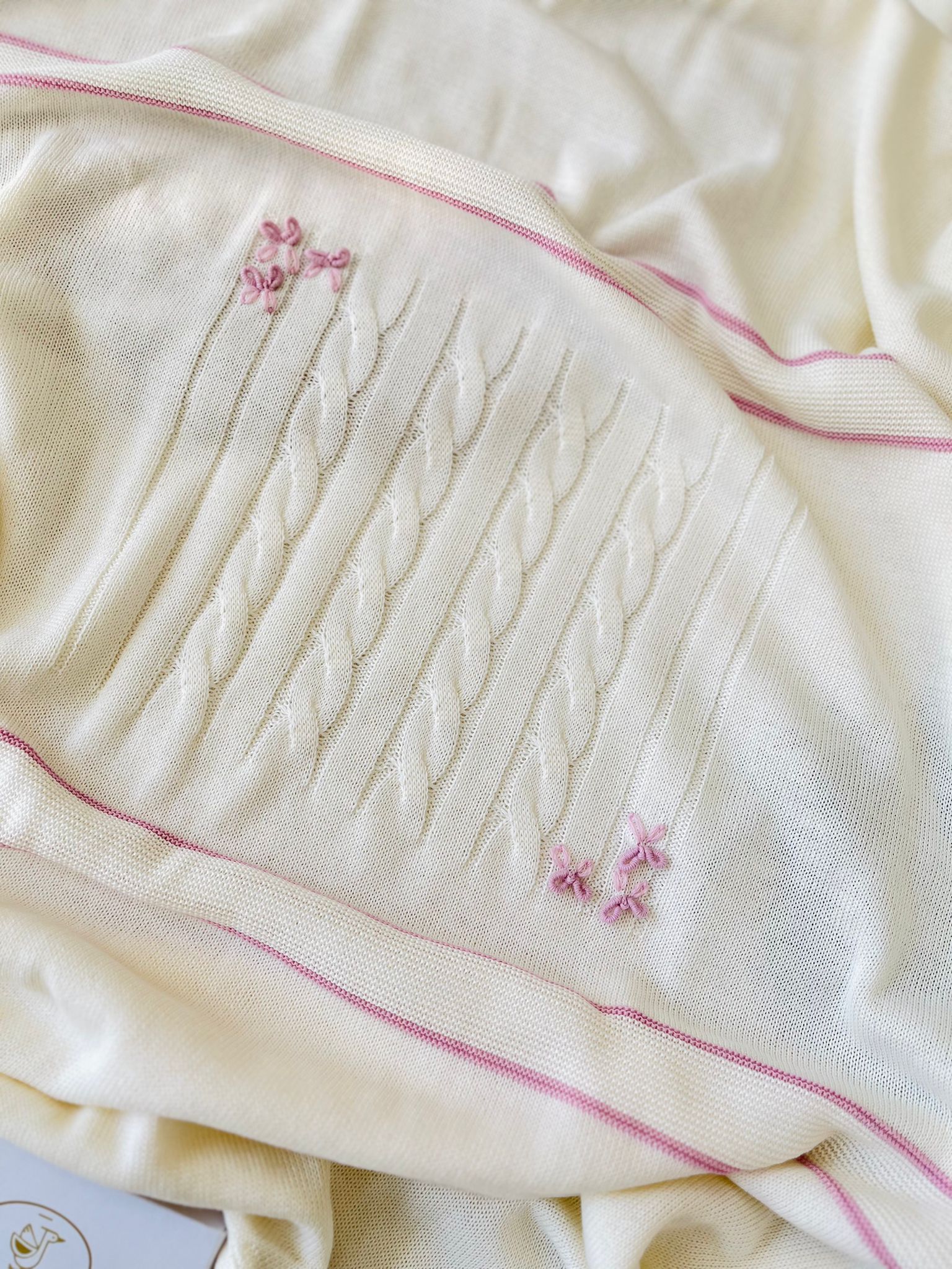 COPERTINA INTRECCIO E FIOCCHETTI FILATO CALDO PANNA CICLAMINO - Noi da piccoli