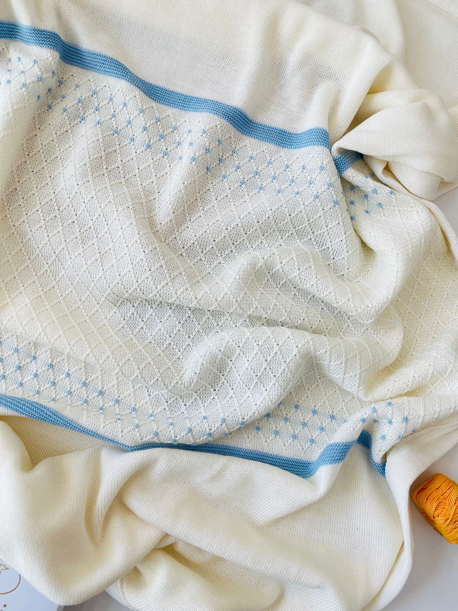 COPERTINA PICCOLI ROMBI FILATO CALDO PANNA CELESTONE - Noi da piccoli