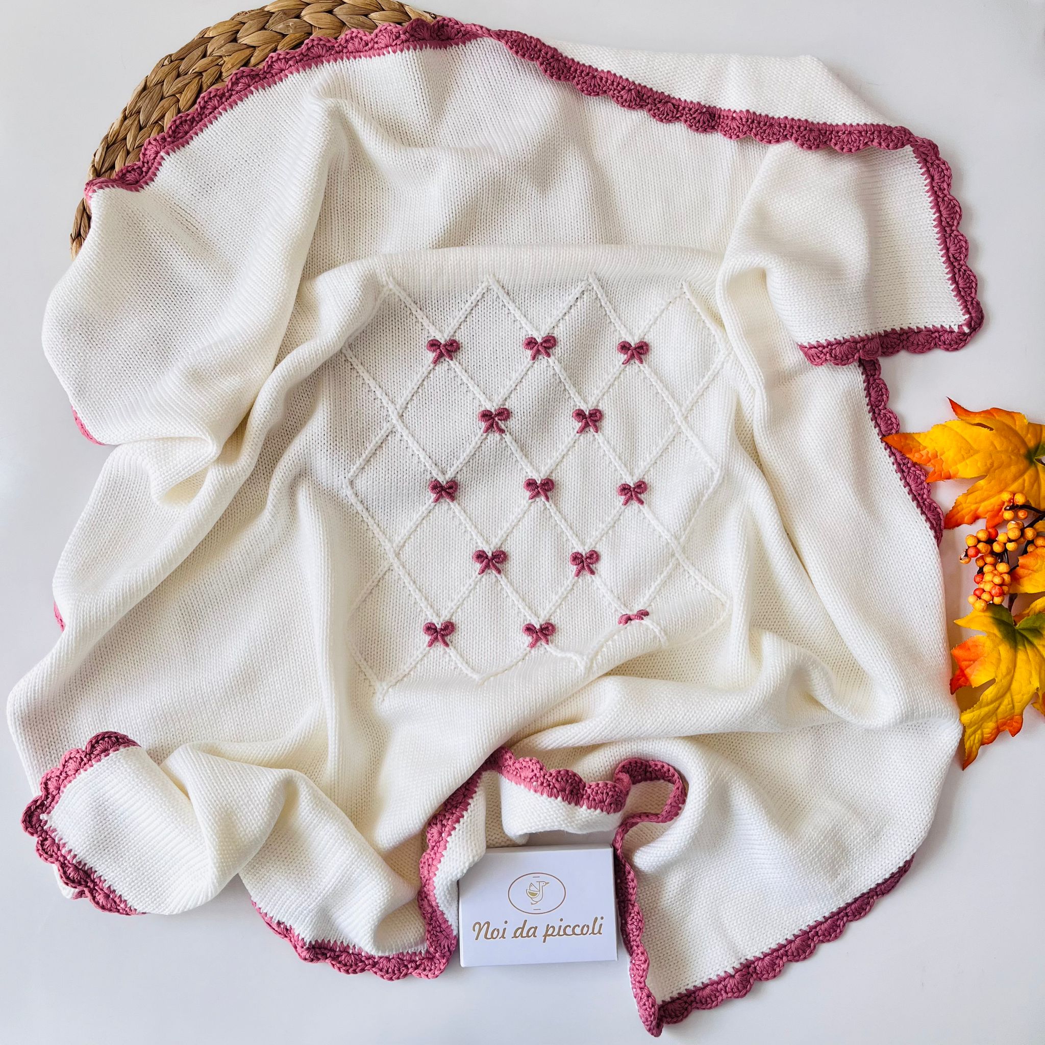 COPERTINA ROMBI E RIBBON 100% PURA LANA MERINO EXTRAFINE PANNA E MALVA - Noi da piccoli