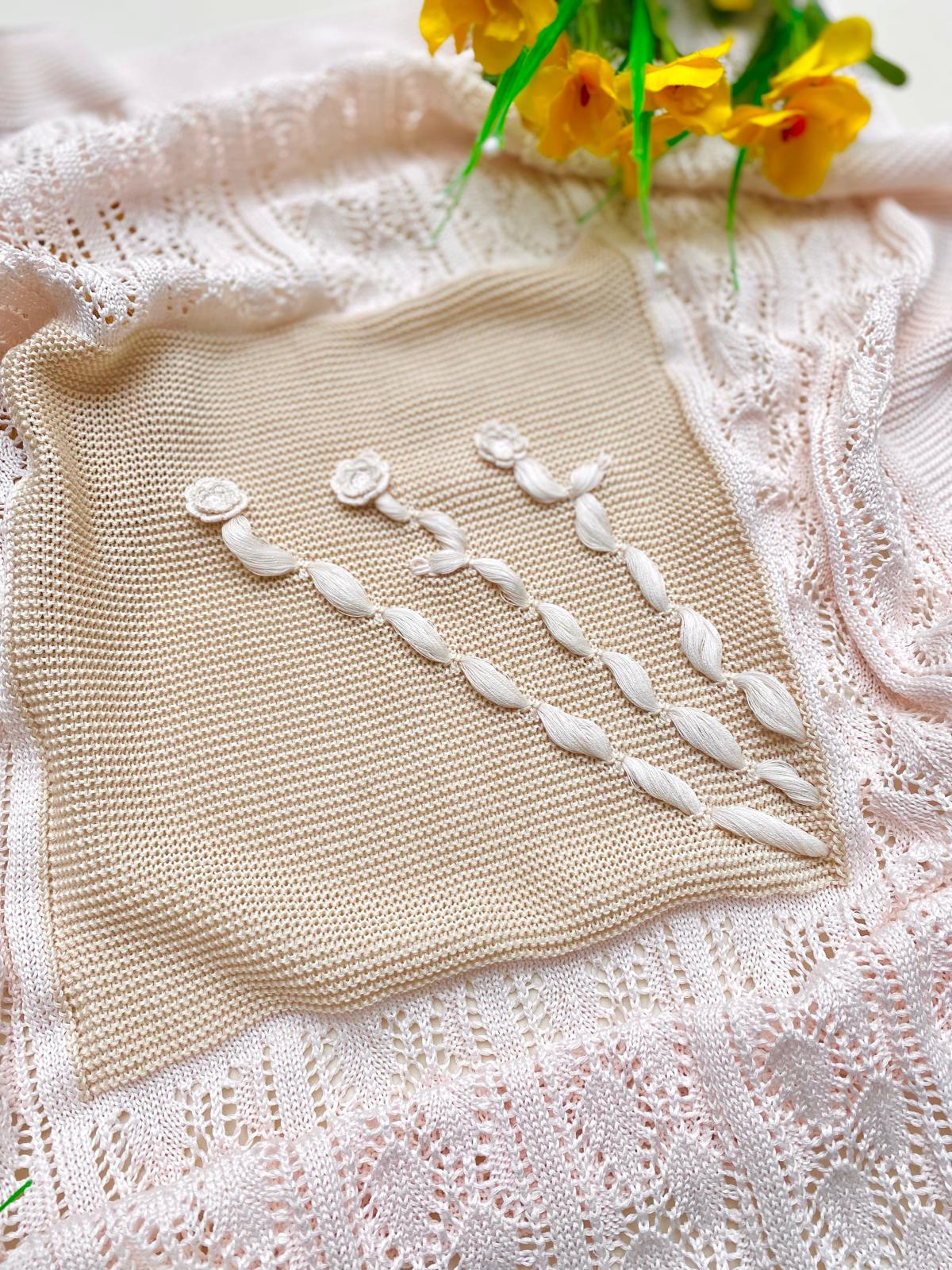 COPERTINA ROSA RICAMATA E BEIGE CON FIORELLINI - Noi da piccoli