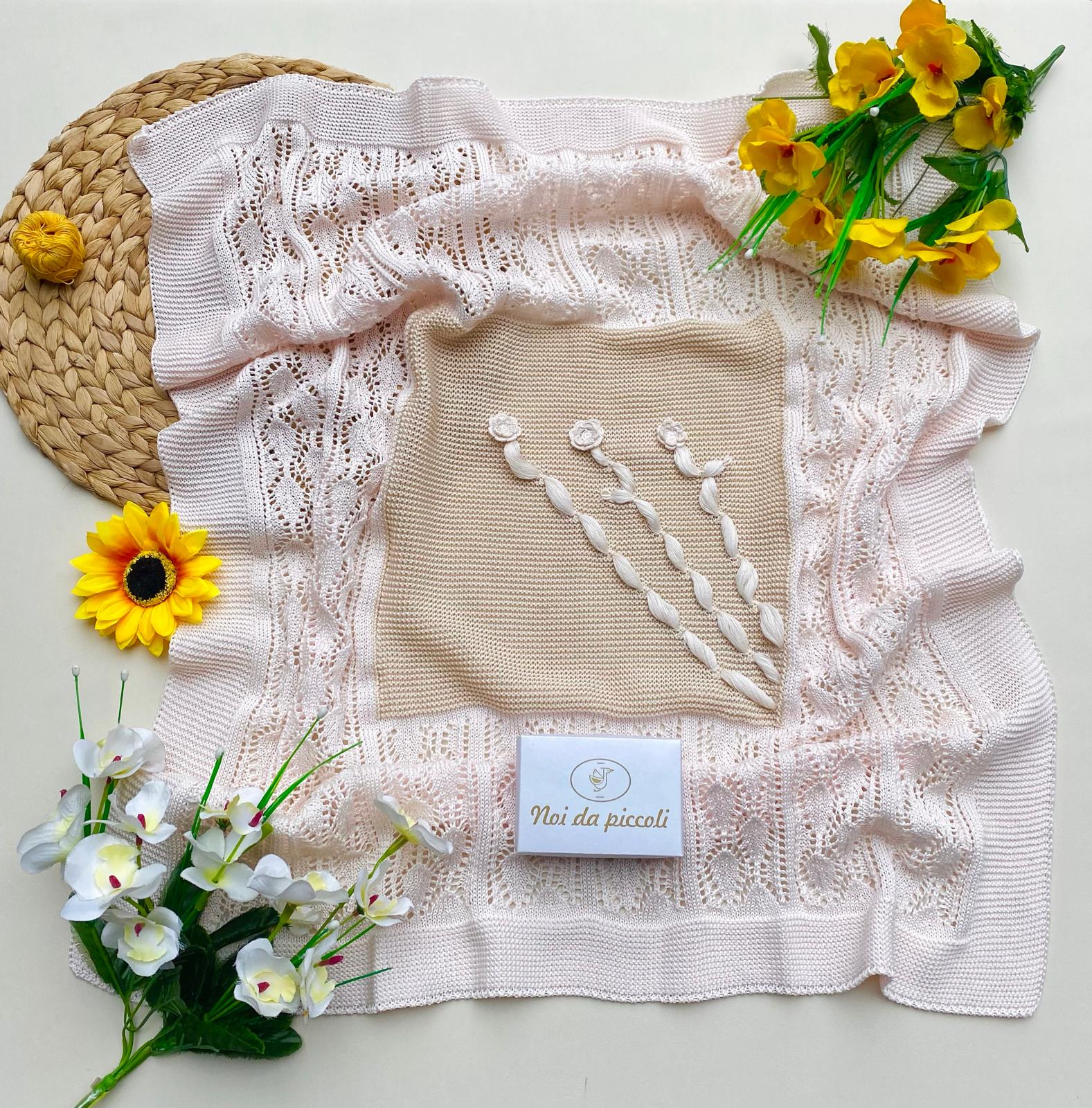 COPERTINA ROSA RICAMATA E BEIGE CON FIORELLINI - Noi da piccoli