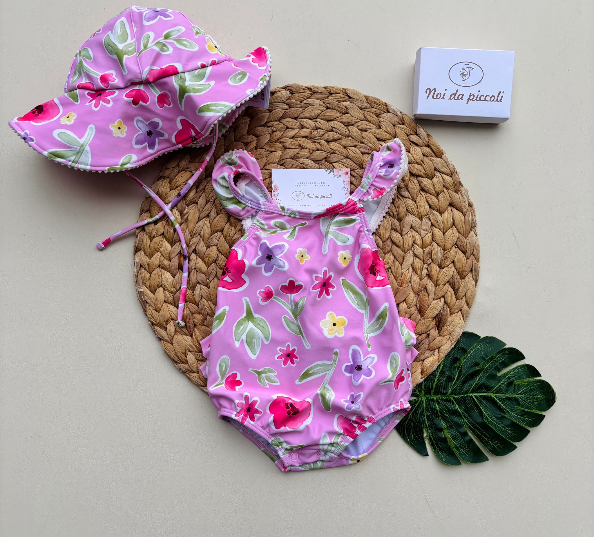 COSTUMINO INTERO CON FIORELLINI E CAPPELLINO ROSA - Noi da piccoli