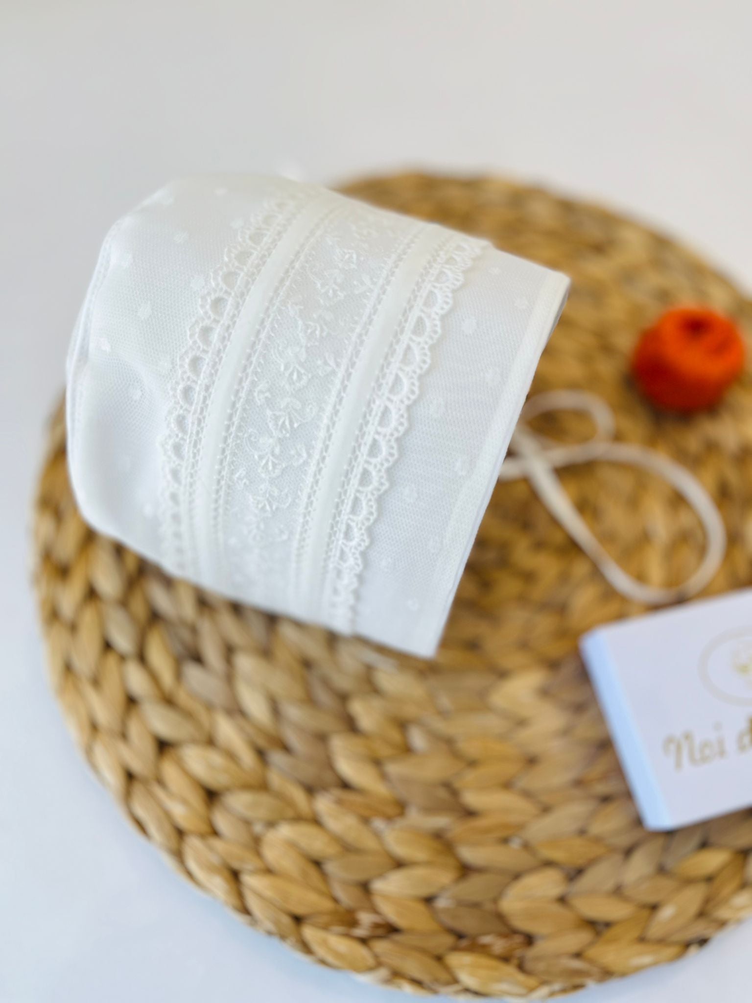 CUFFIA CERIMONIALE CON RICAMI BIANCO - Noi da piccoli