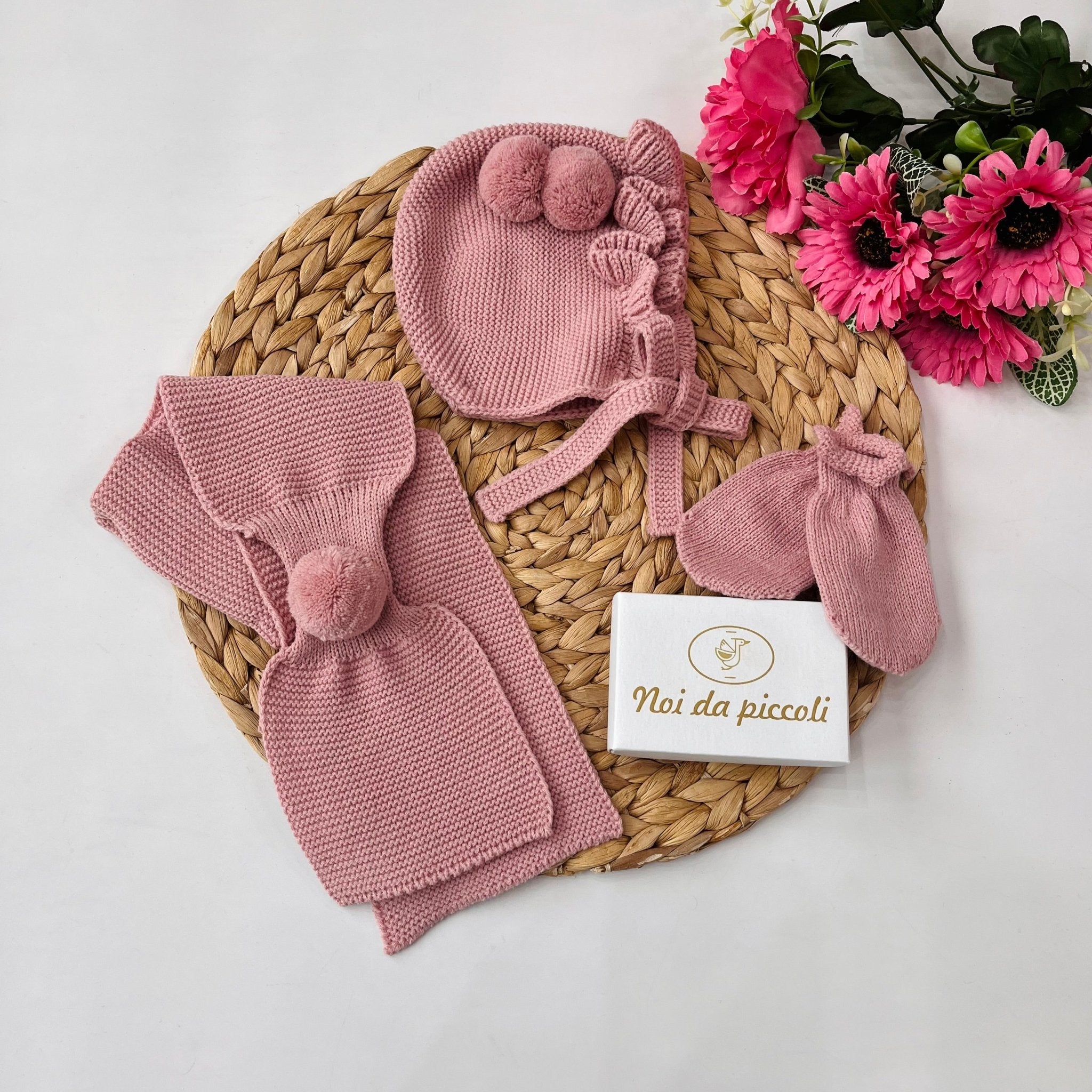 CUFFIETTA CON GUANTINI E SCIARPA ROSA ANTICO - Noi da piccoli