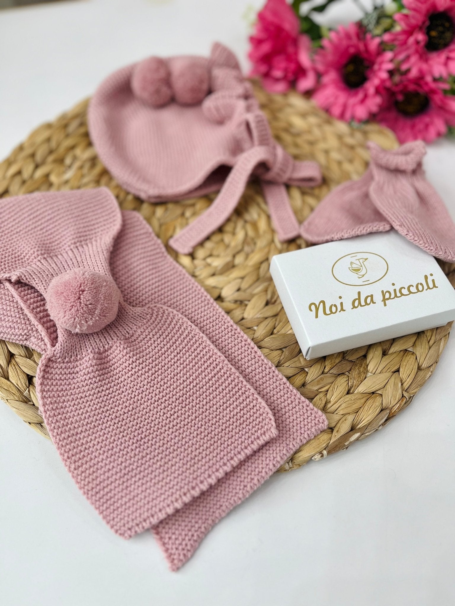 CUFFIETTA CON GUANTINI E SCIARPA ROSA ANTICO - Noi da piccoli