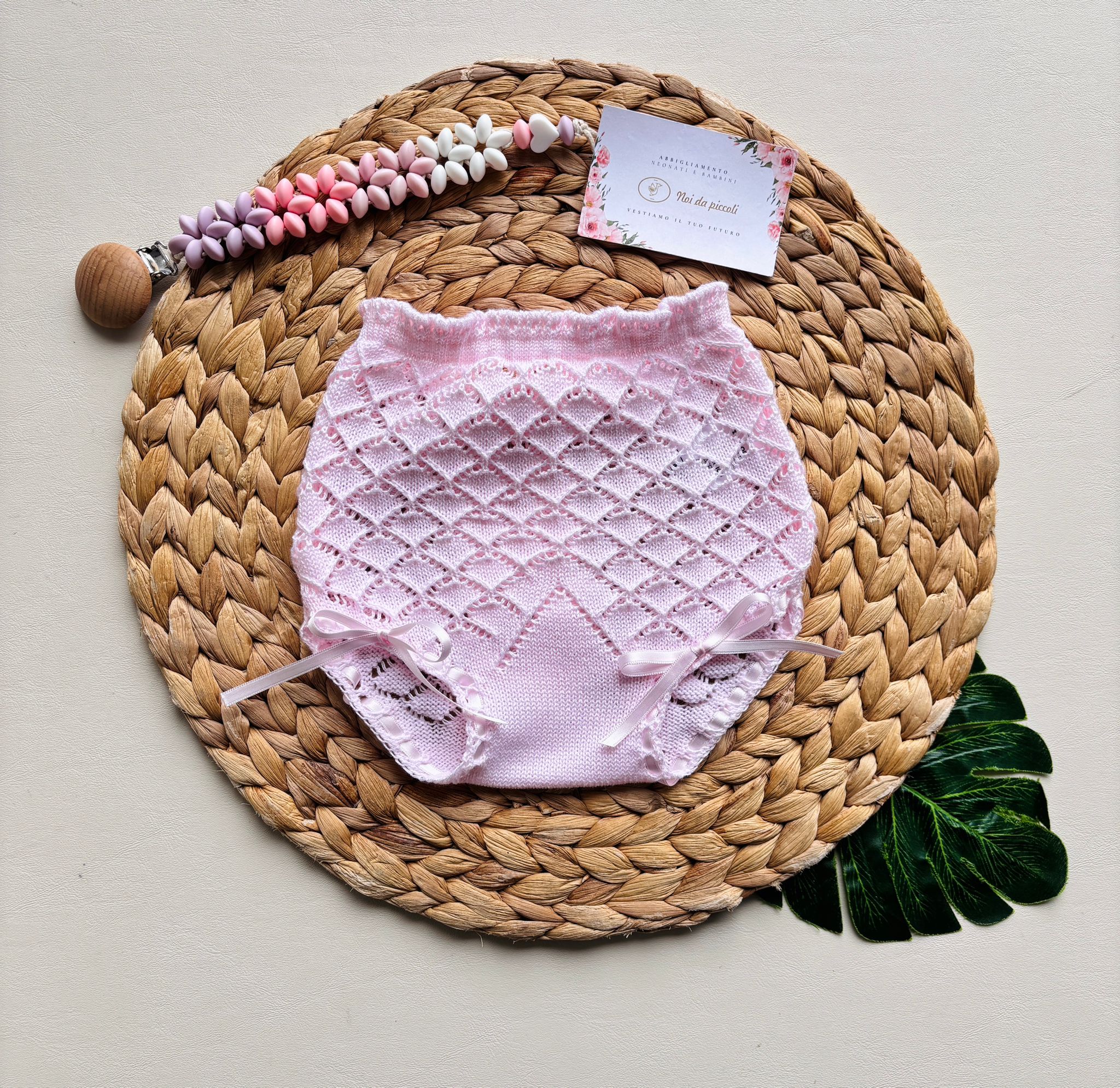 CULOTTINA IN COTONE E ACRILICO CON RICAMI E FIOCCHETTI ROSA - Noi da piccoli