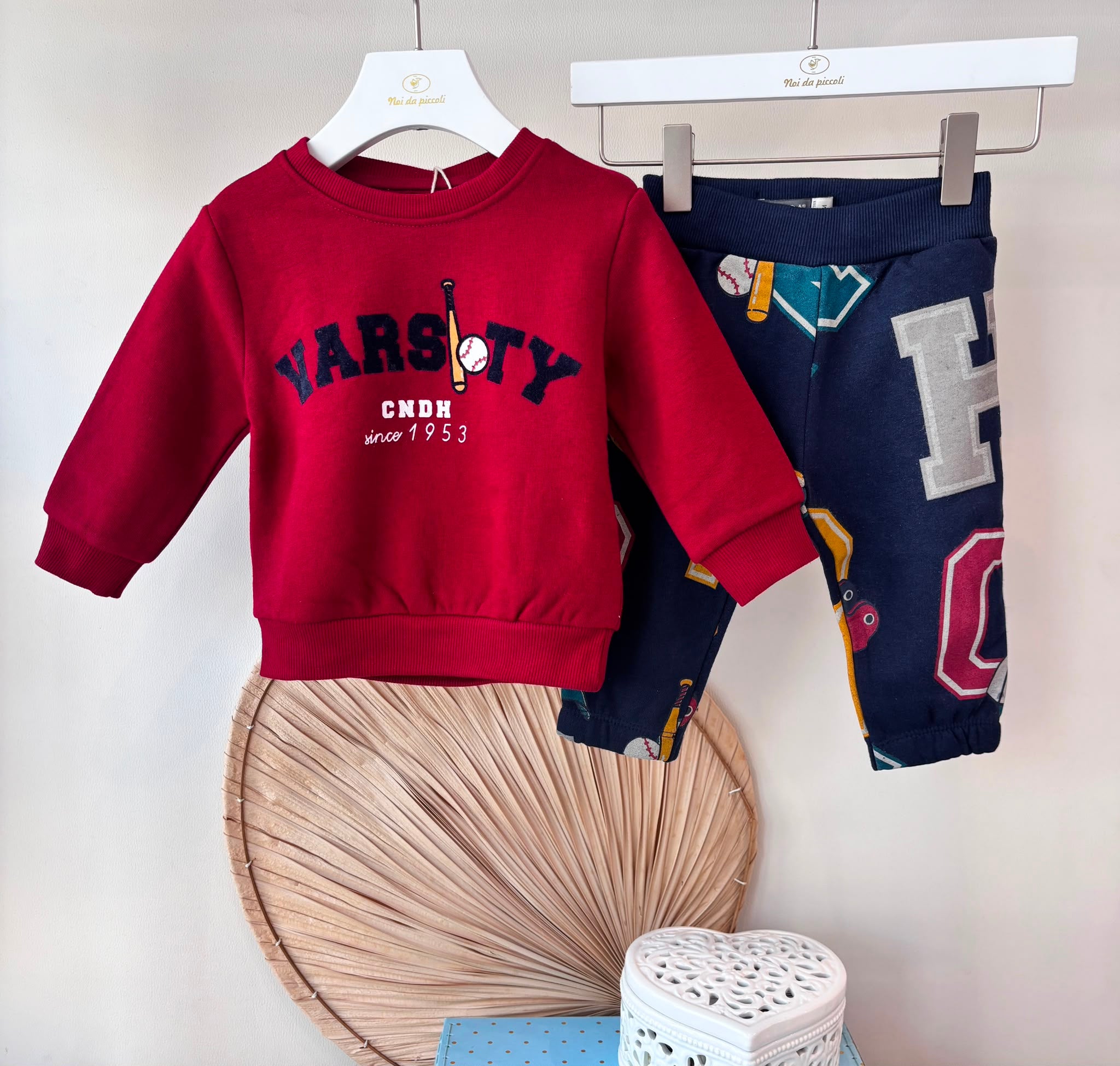 COMPLETO IN COTONE BORDEAUX CON STAMPA "VARSITY"