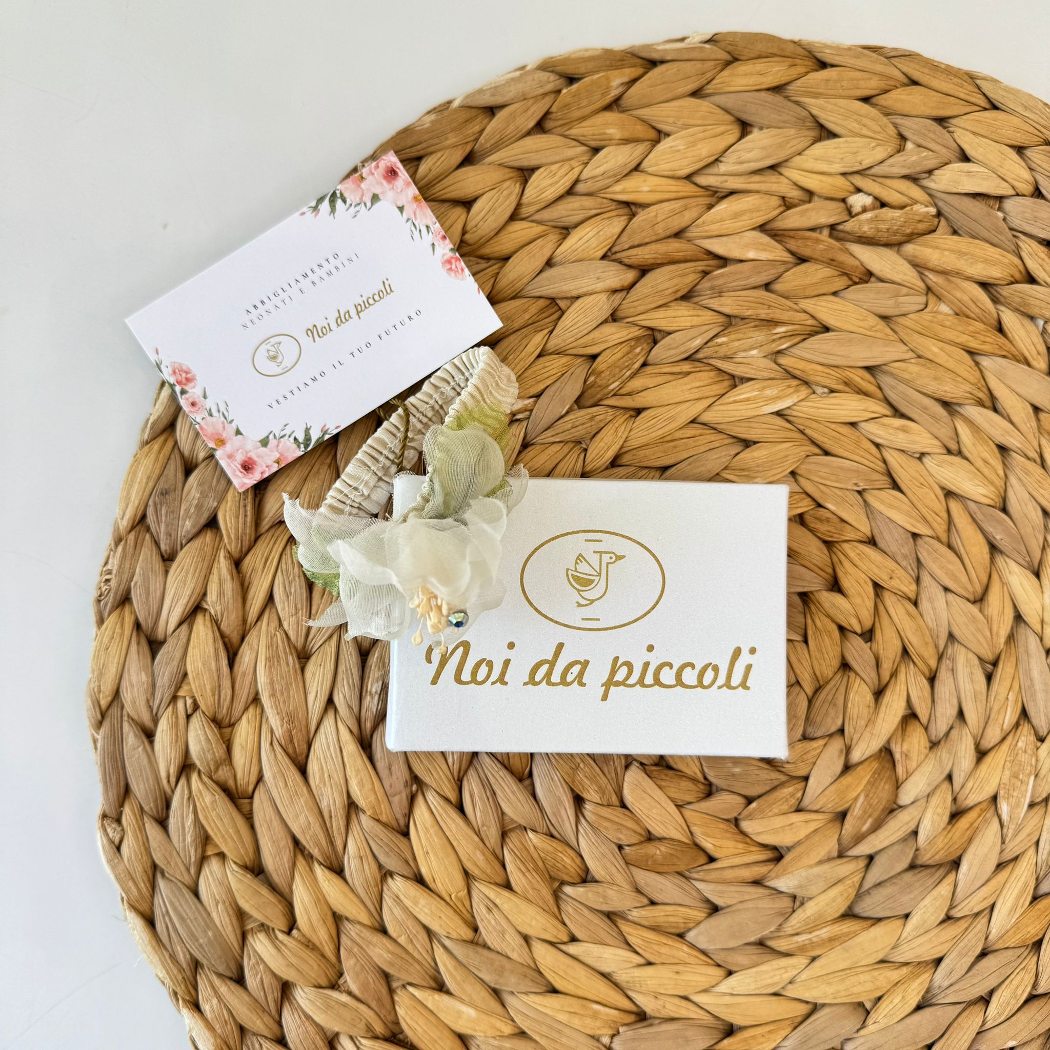 ELASTICO CON FIORE BEIGE - Noi da piccoli