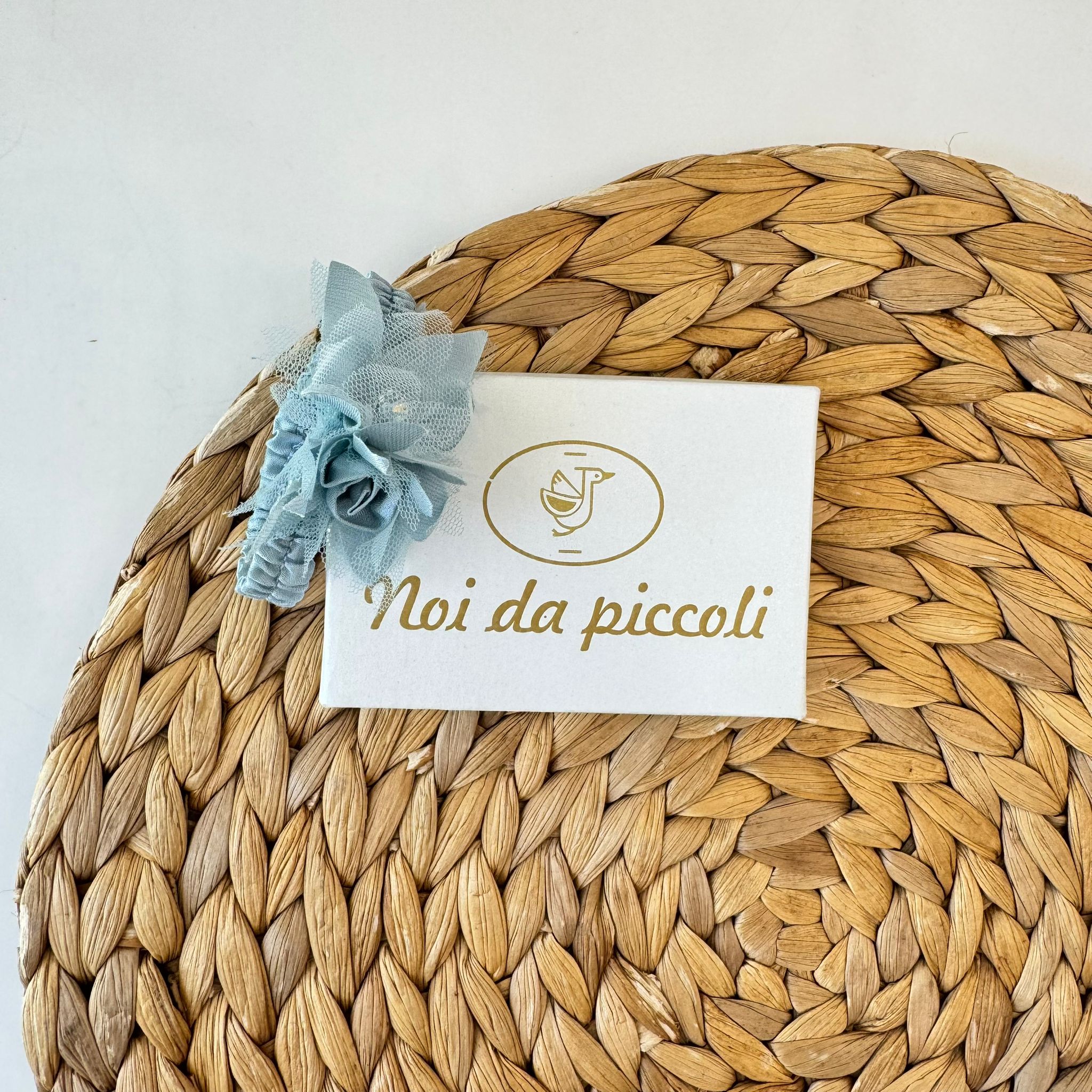 ELASTICO CON FIORE CELESTE POLVERE - Noi da piccoli