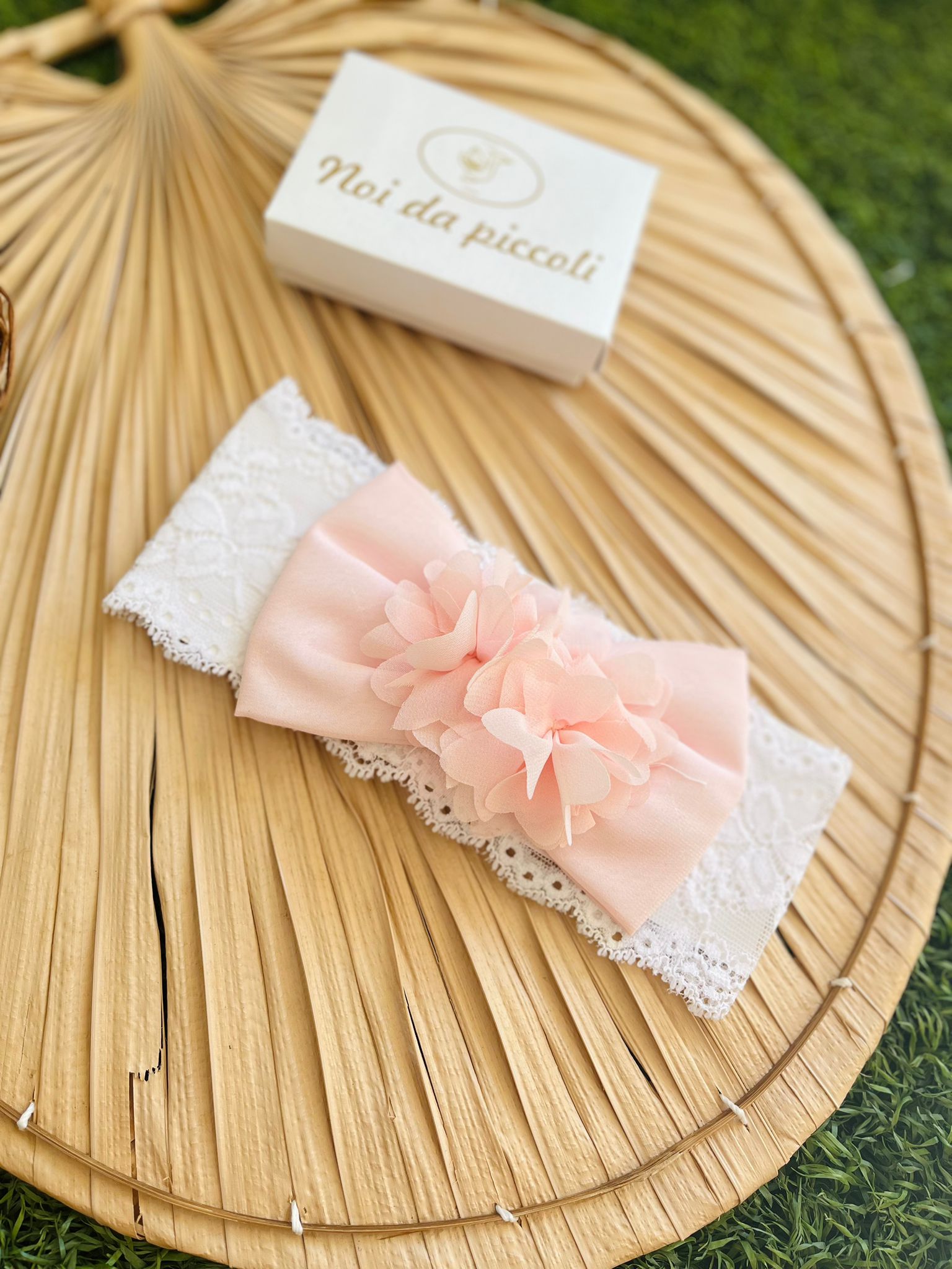 FASCIA CON FIOCCO PETALOSO BIANCO - Noi da piccoli