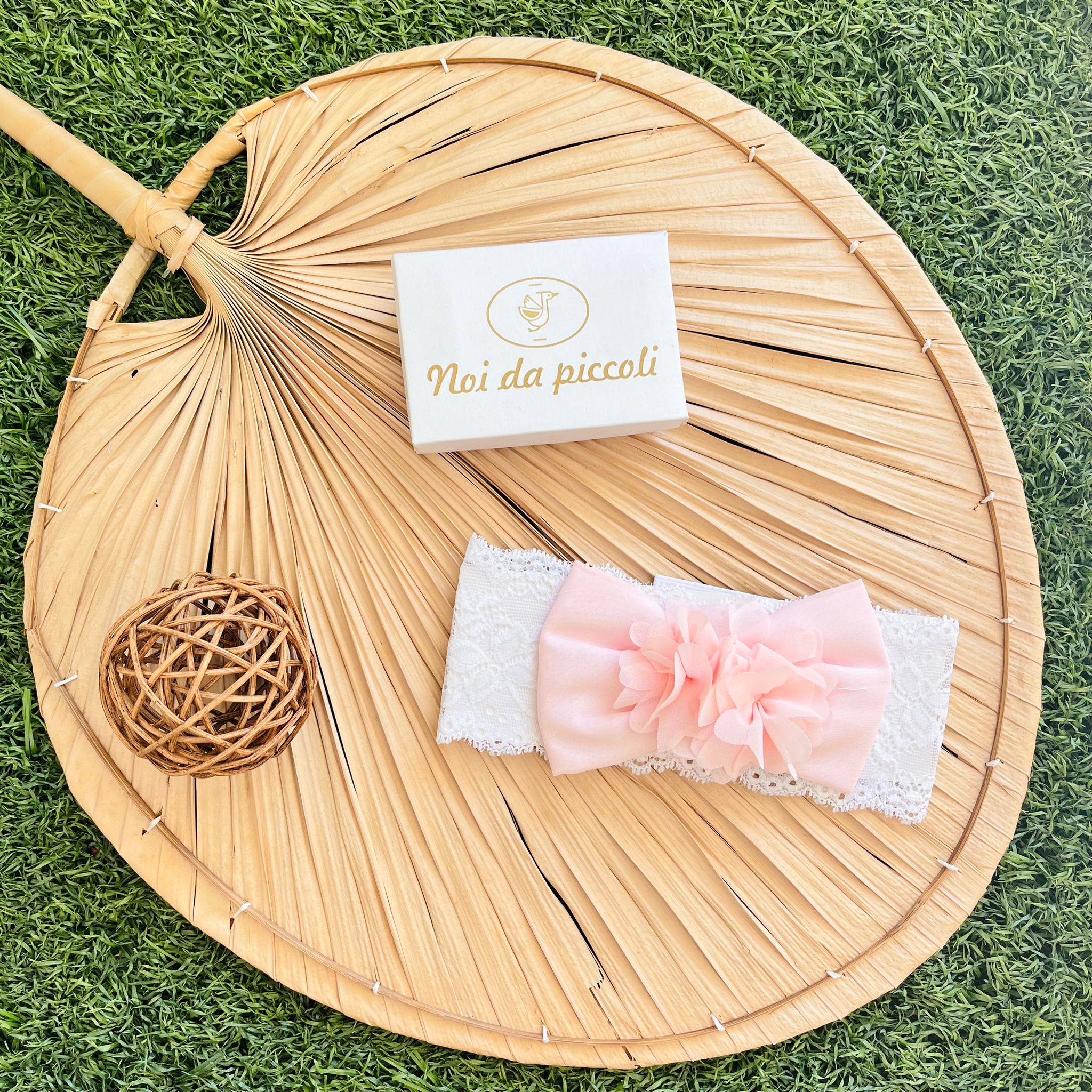 FASCIA CON FIOCCO PETALOSO BIANCO - Noi da piccoli