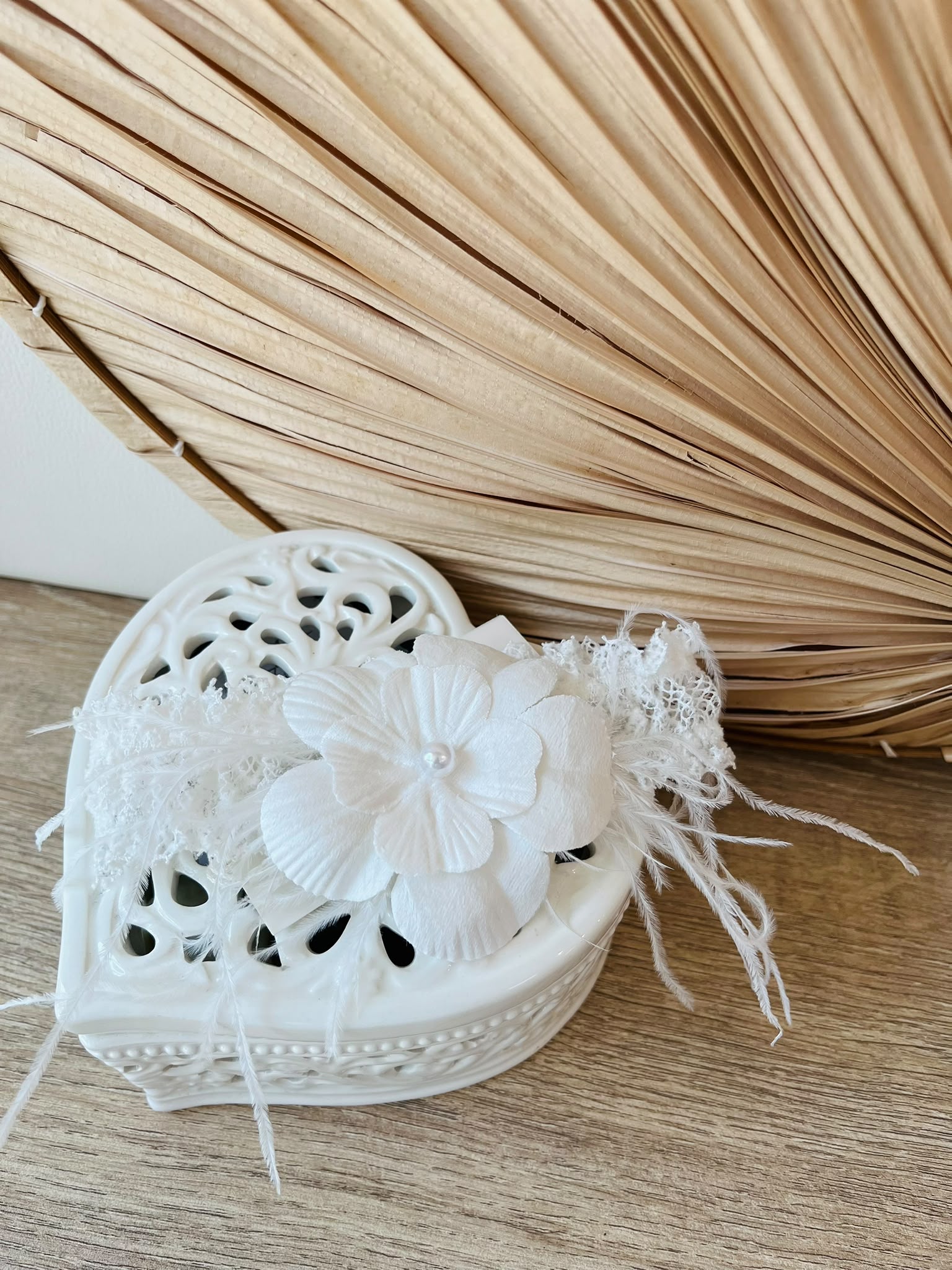 FASCIA CON FIORE E PIUME BIANCO - Noi da piccoli