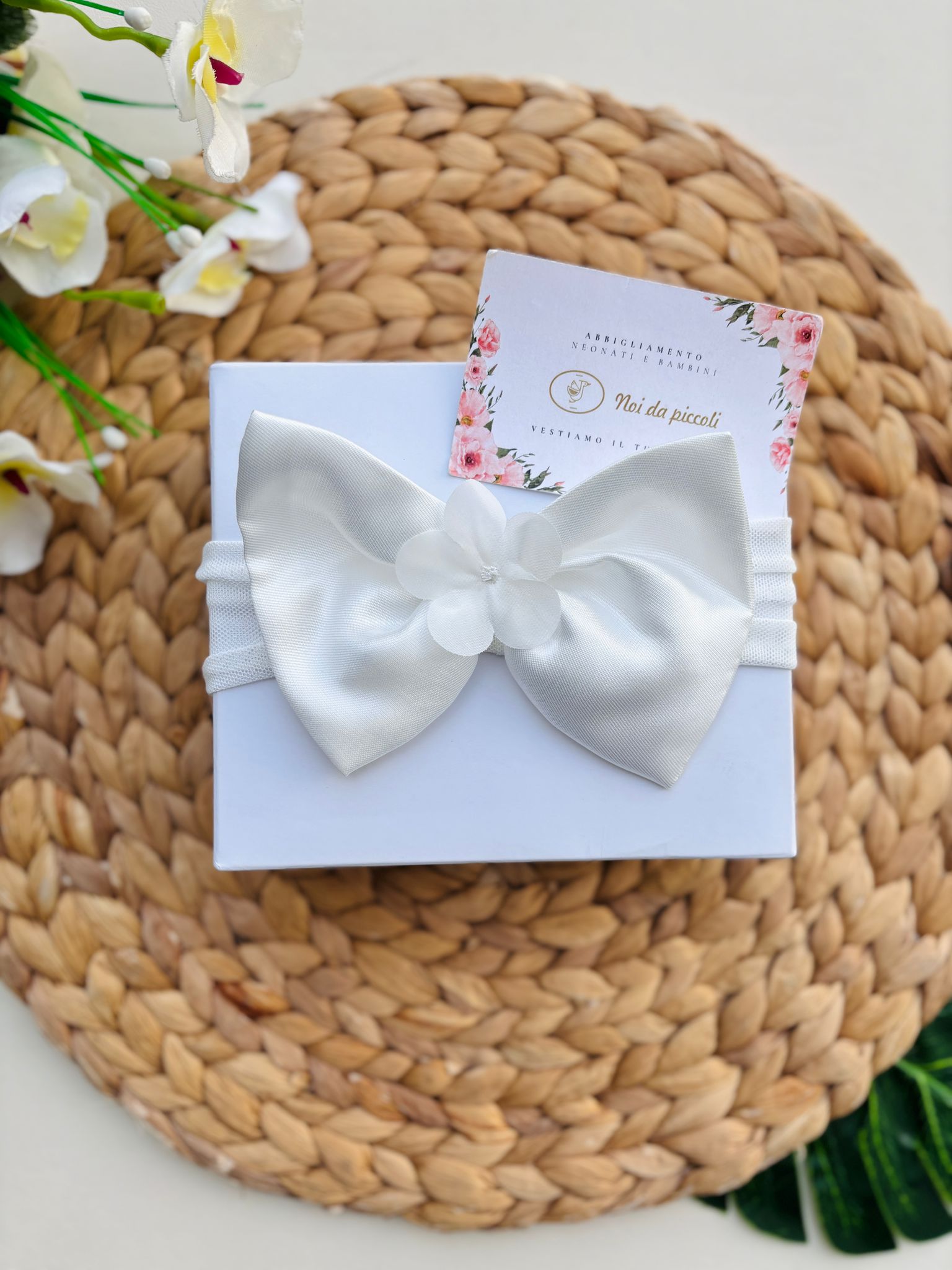 FASCIA PER CAPELLI CON FIOCCO E FIORE CENTRALE BIANCO - Noi da piccoli