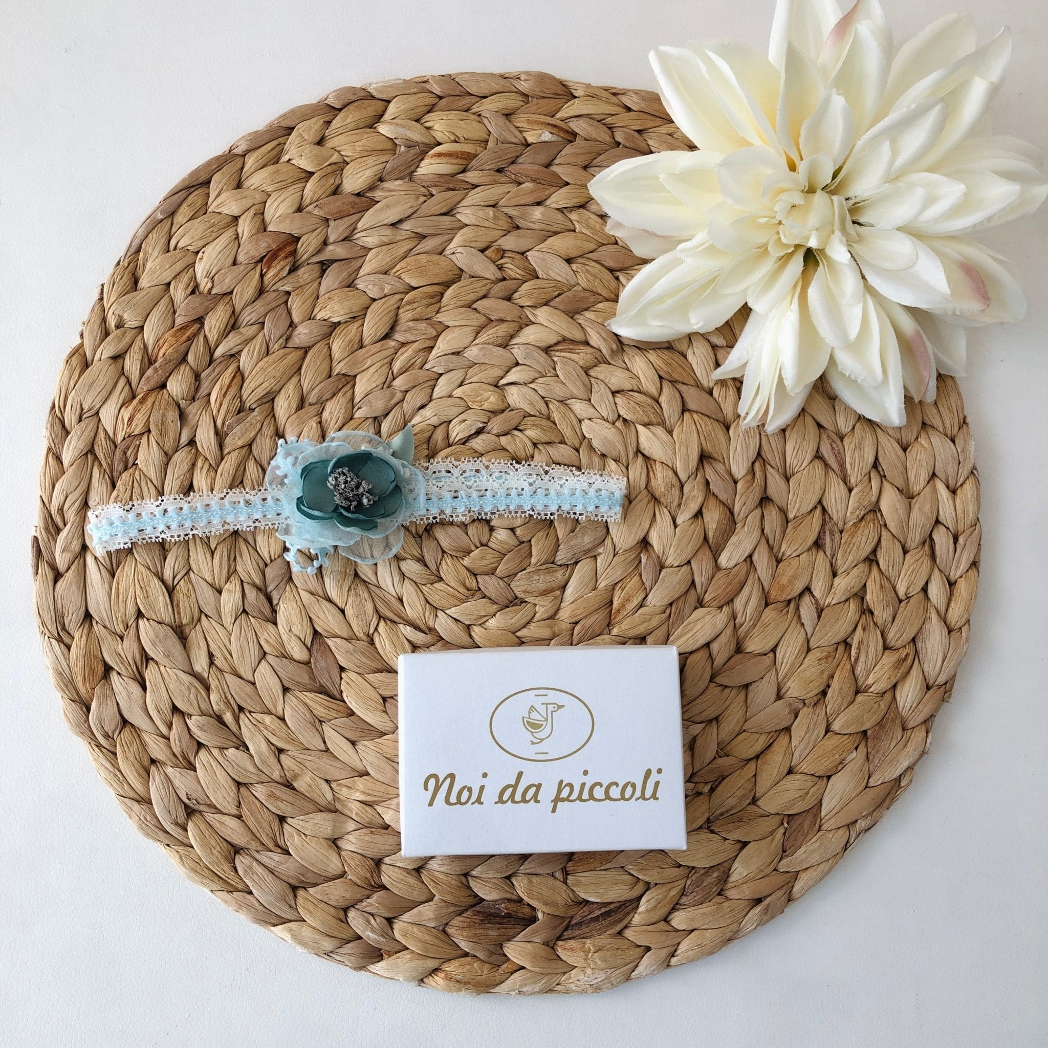 FASCIA STRETTA CELESTE CON FIORE TONO SU TONO - Noi da piccoli