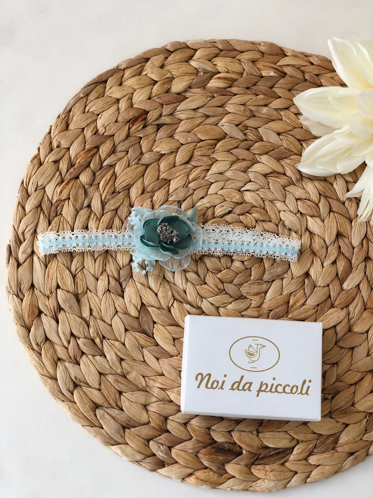 FASCIA STRETTA CELESTE CON FIORE TONO SU TONO - Noi da piccoli