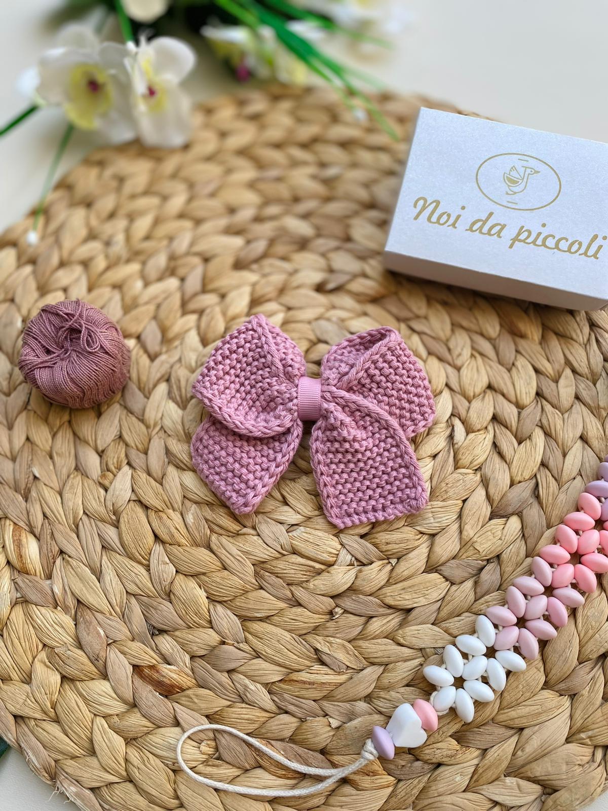 FERMAGLIO FIOCCHETTO FILATO CALDO ROSA - Noi da piccoli